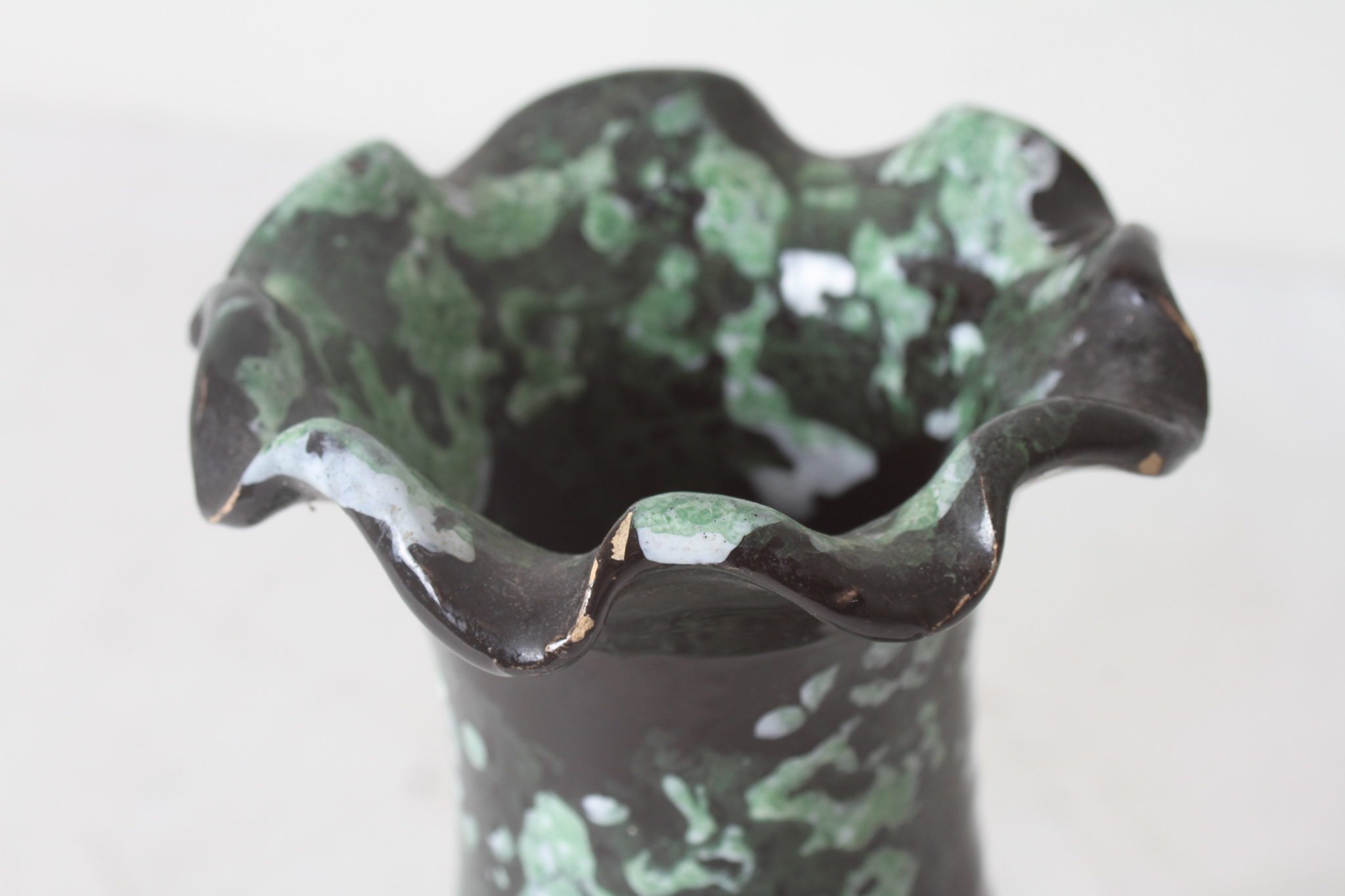 vase-vintage-fat-lava-ceramique-noir-vert-objets-deco-occasion-emmaus-scherwiller-etikette (1)