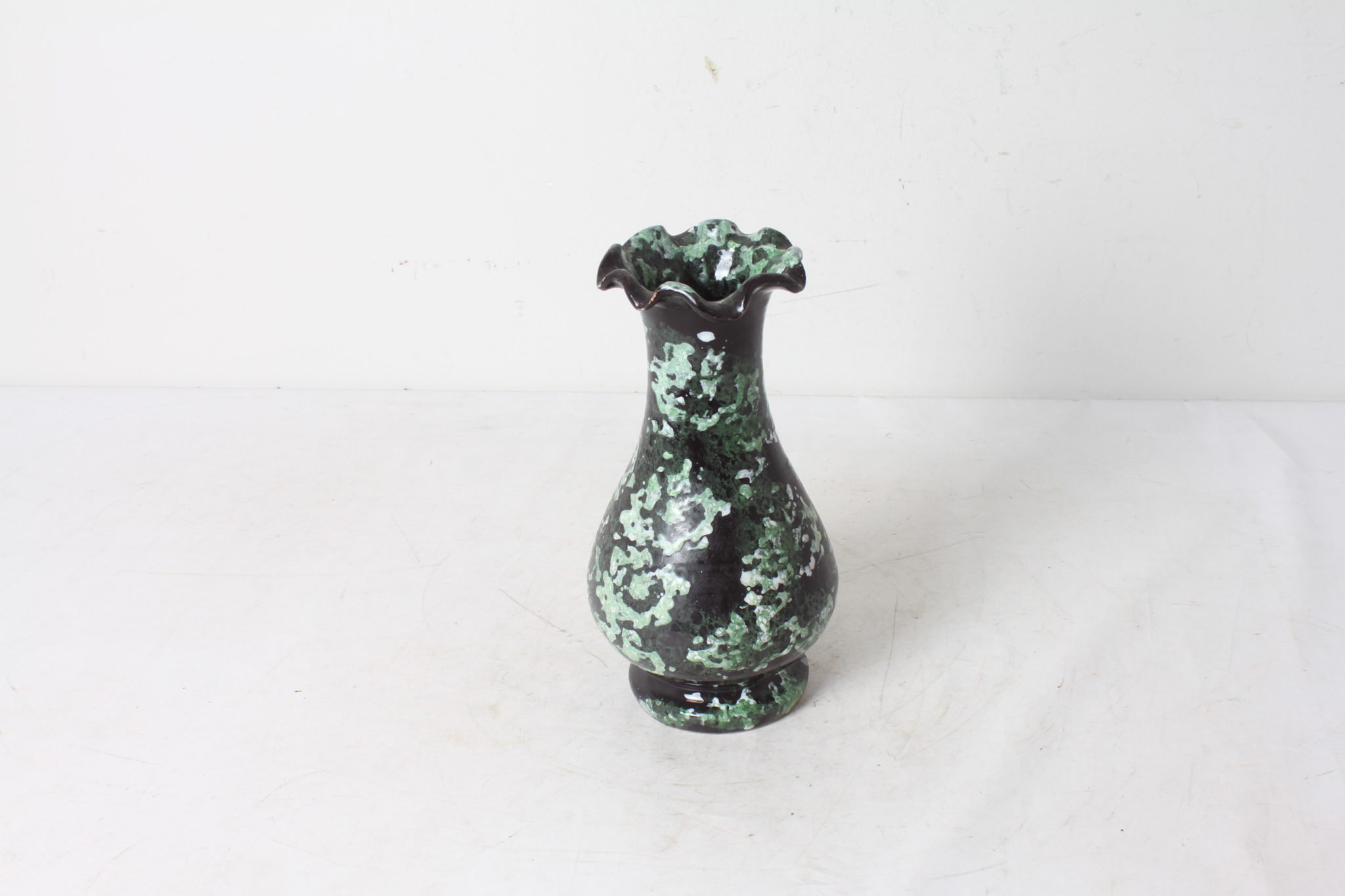 vase-vintage-fat-lava-ceramique-noir-vert-objets-deco-occasion-emmaus-scherwiller-etikette (2)