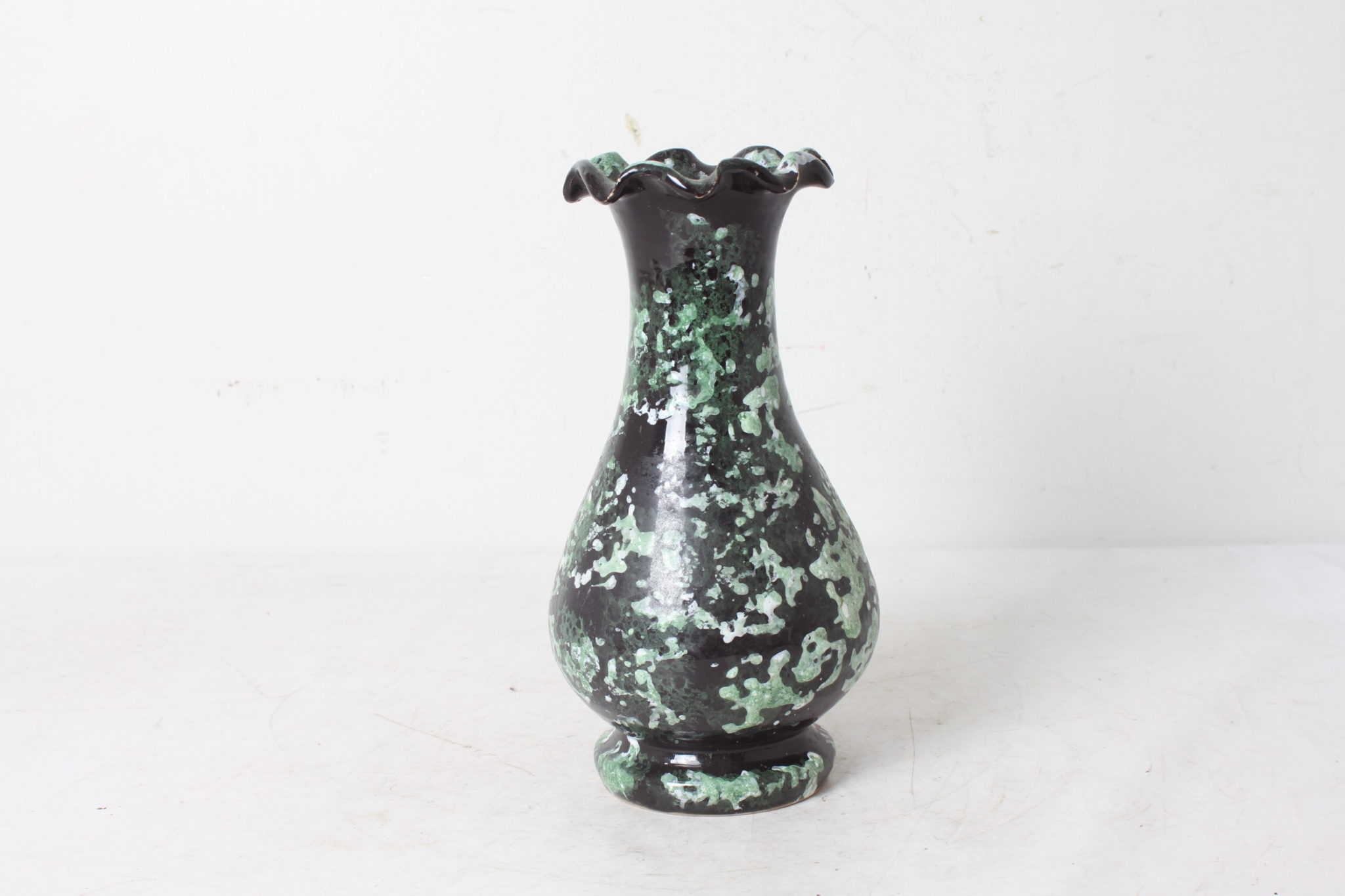 vase-vintage-fat-lava-ceramique-noir-vert-objets-deco-occasion-emmaus-scherwiller-etikette (3)