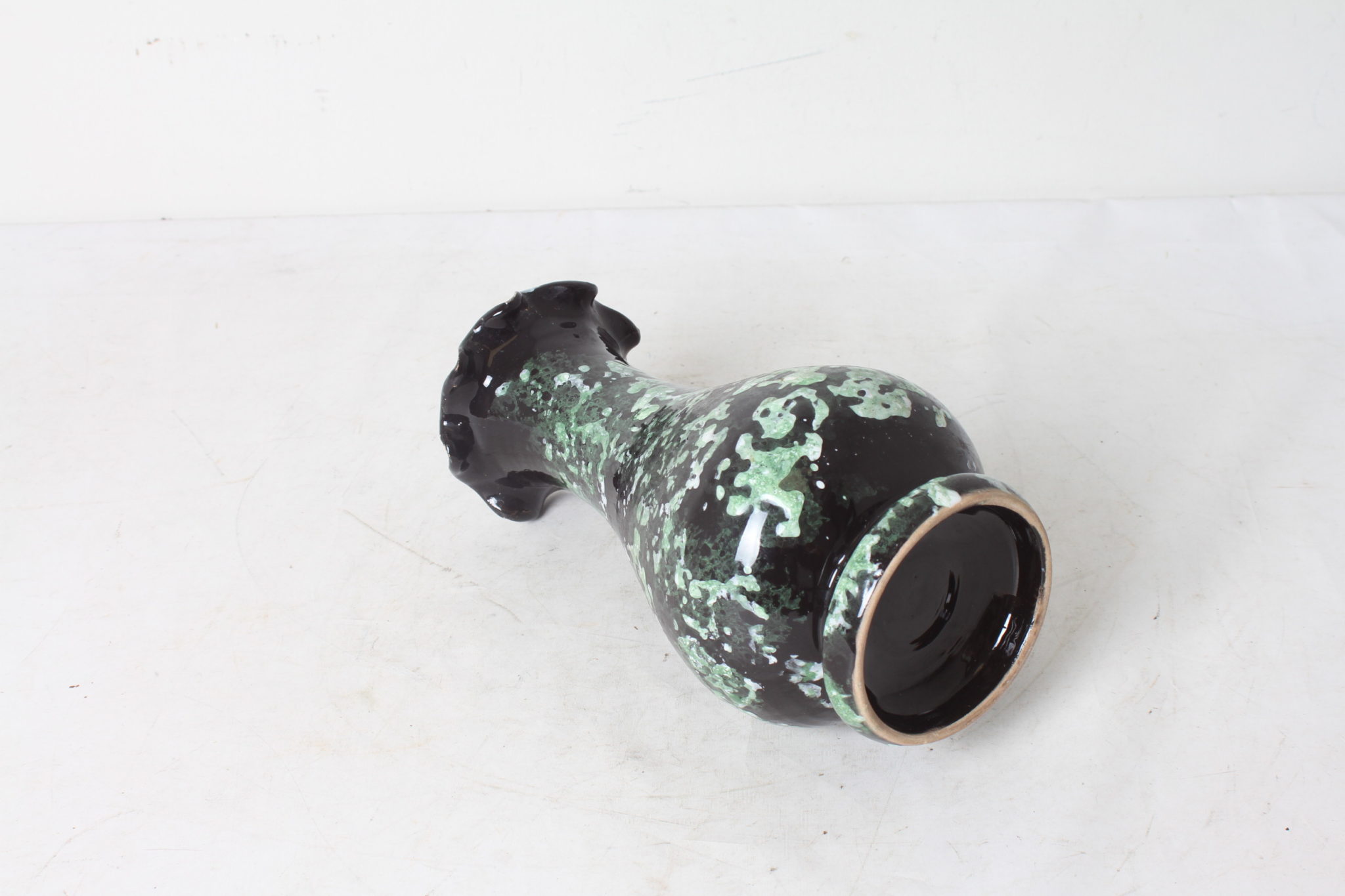 vase-vintage-fat-lava-ceramique-noir-vert-objets-deco-occasion-emmaus-scherwiller-etikette (4)