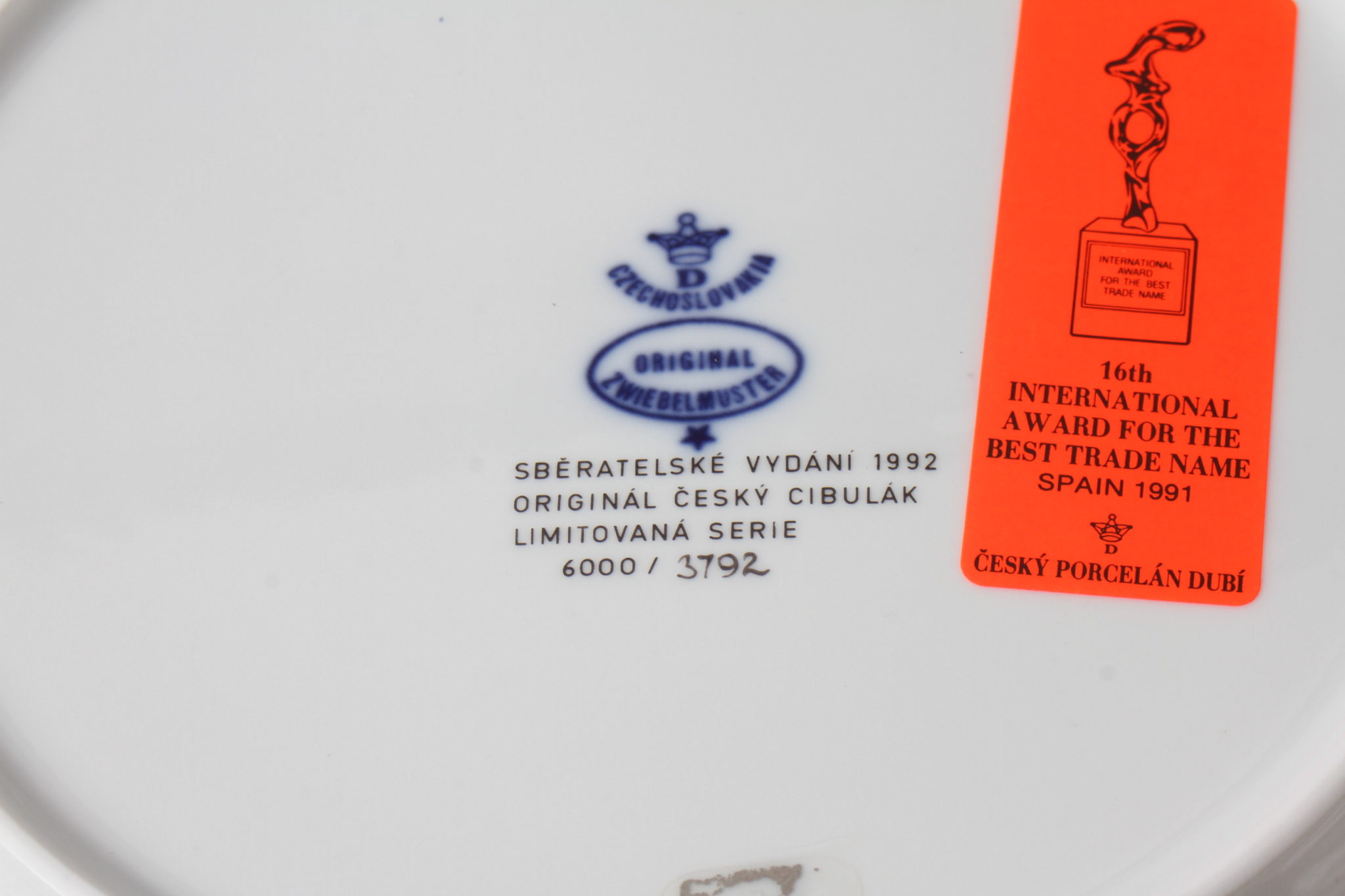 emmaus-scherwiller-etikette-occasion- Assiette annuelle 1992 – Motif original- Oignon bleu-Edition limitée numérotée - 6000 - 3792 -porcelaine Tchèque Dubi (1)