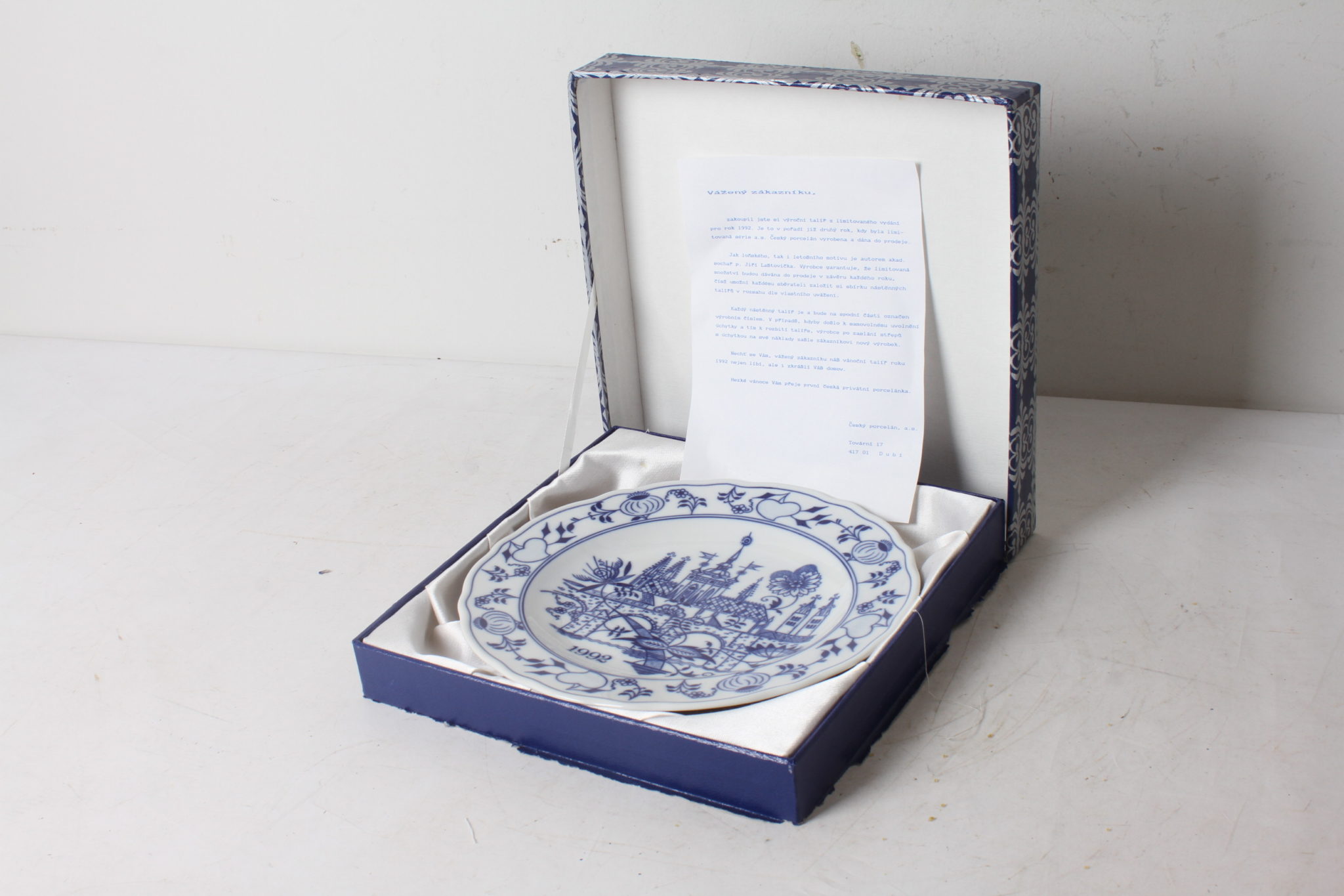 emmaus-scherwiller-etikette-occasion- Assiette annuelle 1992 – Motif original- Oignon bleu-Edition limitée numérotée - 6000 - 3792 -porcelaine Tchèque Dubi (4)