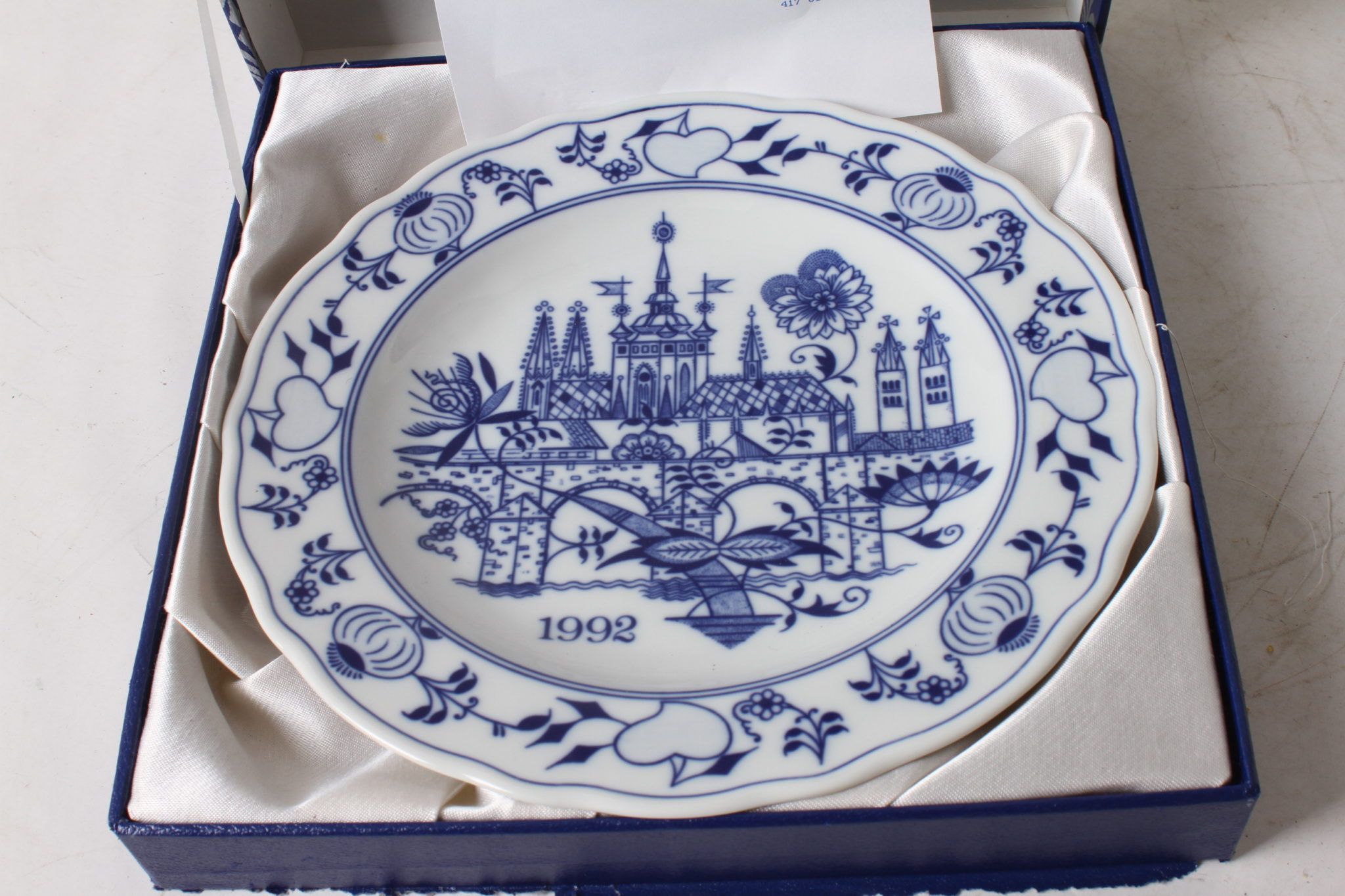 emmaus-scherwiller-etikette-occasion- Assiette annuelle 1992 – Motif original- Oignon bleu-Edition limitée numérotée - 6000 - 3792 -porcelaine Tchèque Dubi (5)