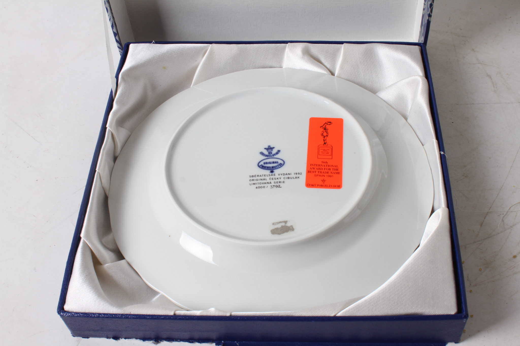 emmaus-scherwiller-etikette-occasion- Assiette annuelle 1992 – Motif original- Oignon bleu-Edition limitée numérotée - 6000 - 3792 -porcelaine Tchèque Dubi (6)