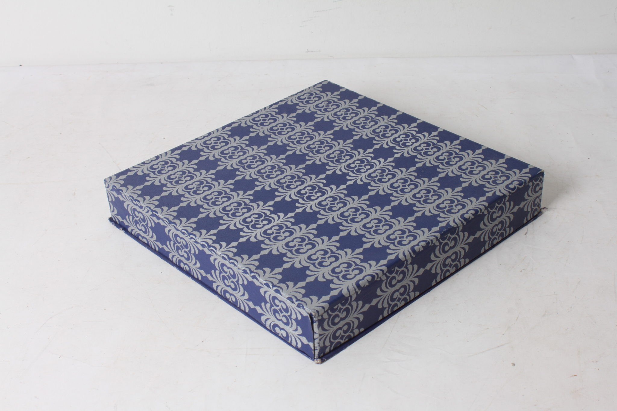 emmaus-scherwiller-etikette-occasion- Assiette annuelle 1992 – Motif original Oignon bleu, Edition limitée numérotée 6000 -5077 -porcelaine Tchèque Dubi (1)