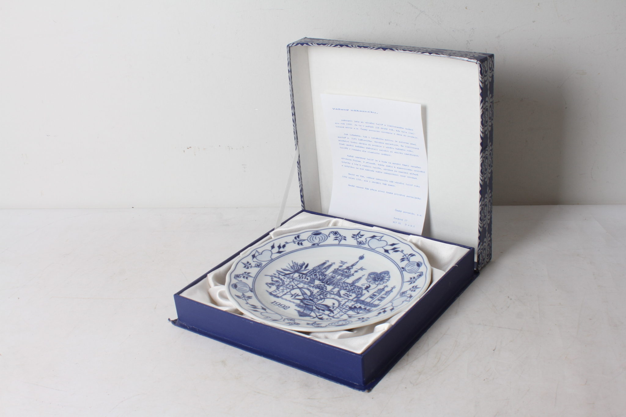 emmaus-scherwiller-etikette-occasion- Assiette annuelle 1992 – Motif original Oignon bleu, Edition limitée numérotée 6000 -5077 -porcelaine Tchèque Dubi (2)