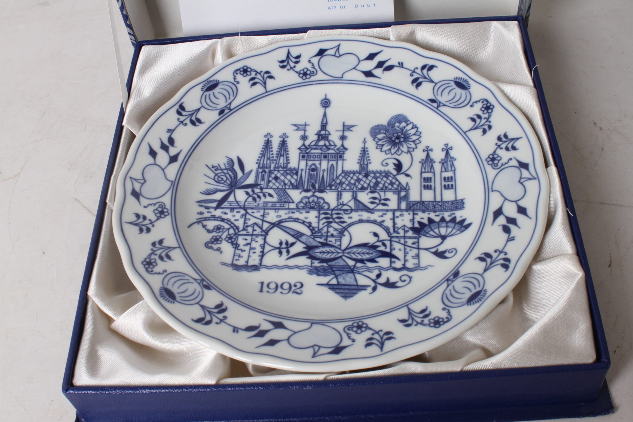 emmaus-scherwiller-etikette-occasion- Assiette annuelle 1992 – Motif original Oignon bleu, Edition limitée numérotée 6000 -5077 -porcelaine Tchèque Dubi (3)