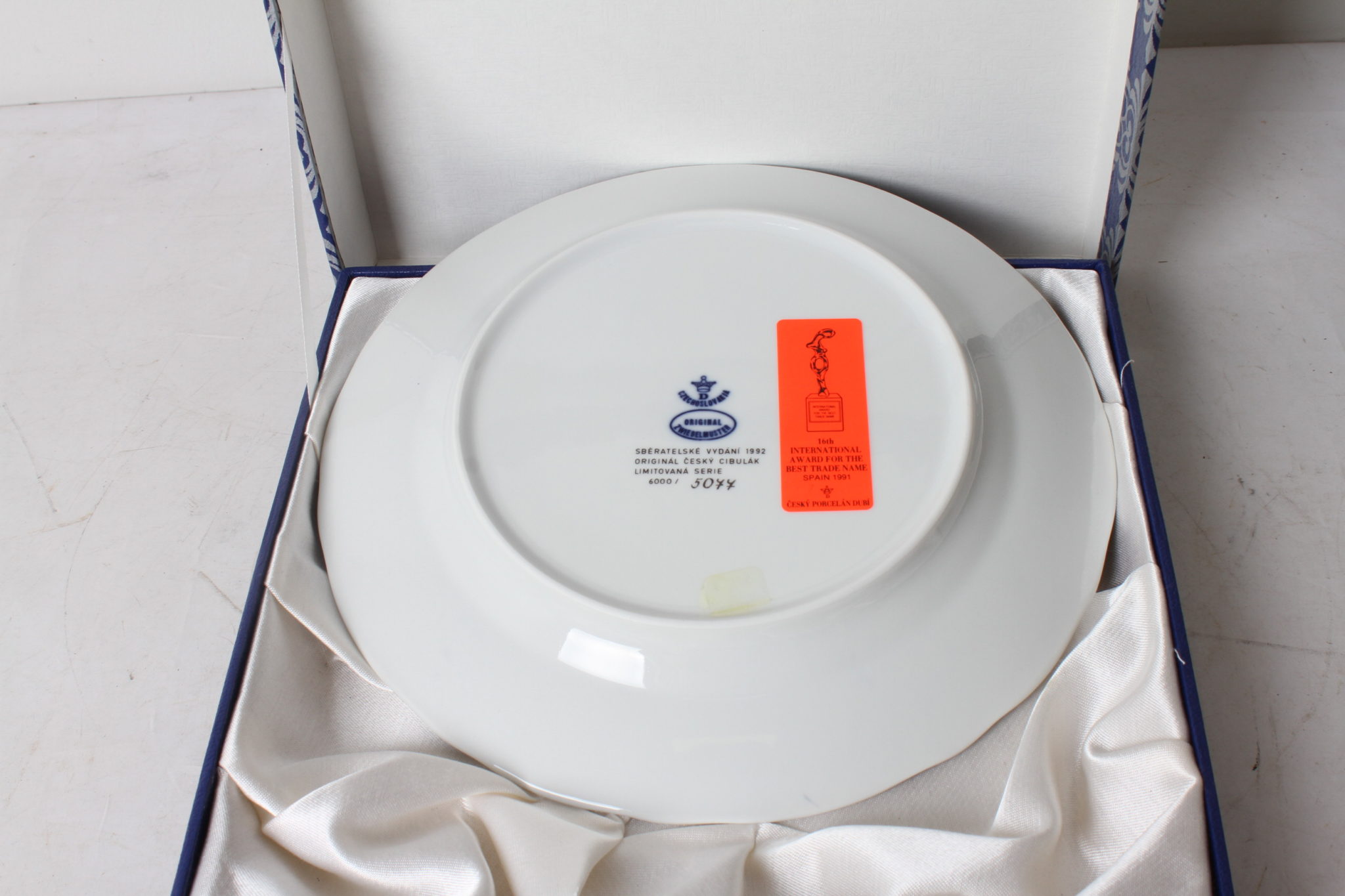 emmaus-scherwiller-etikette-occasion- Assiette annuelle 1992 – Motif original Oignon bleu, Edition limitée numérotée 6000 -5077 -porcelaine Tchèque Dubi (4)