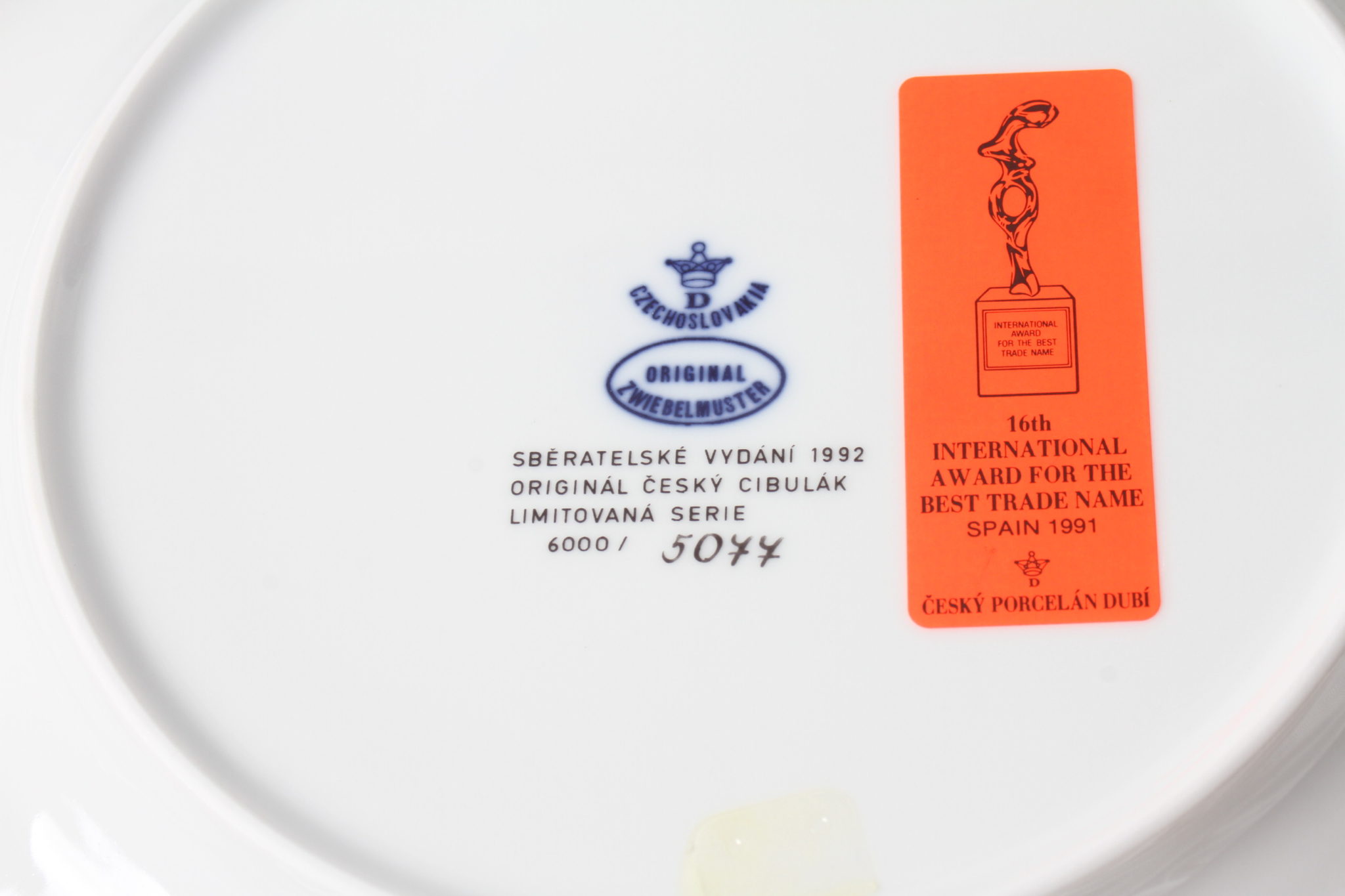 emmaus-scherwiller-etikette-occasion- Assiette annuelle 1992 – Motif original Oignon bleu, Edition limitée numérotée 6000 -5077 -porcelaine Tchèque Dubi (5)