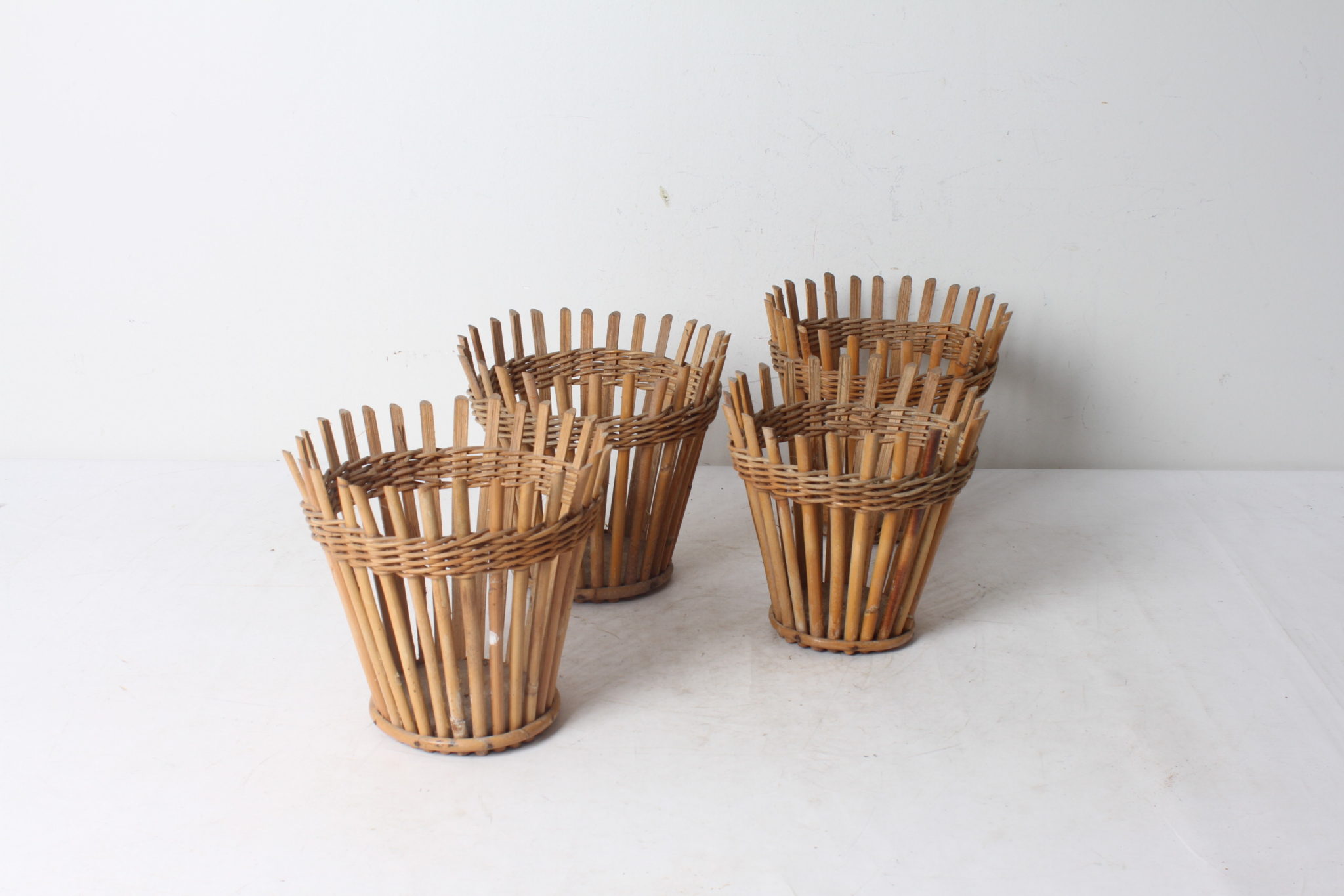 emmaus-scherwiller-etikette-occasion -Ensemble de quatre cache-pot en bambou