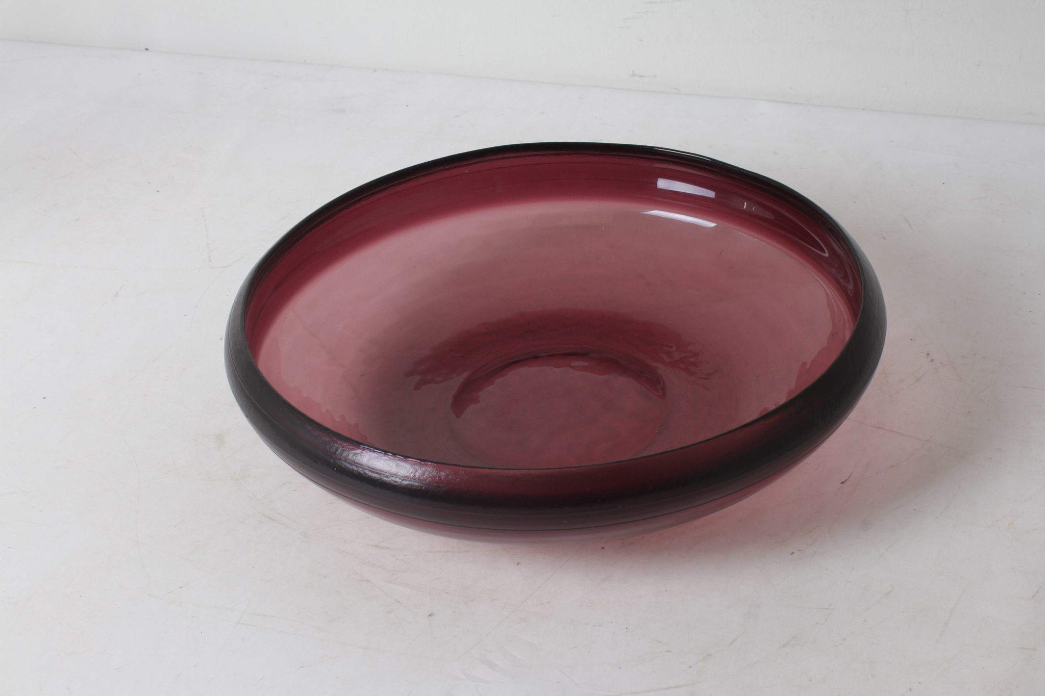 emmaus-scherwiller-etikette-occasion- plat-rond-ancien-verre-pourpre-violet (3)