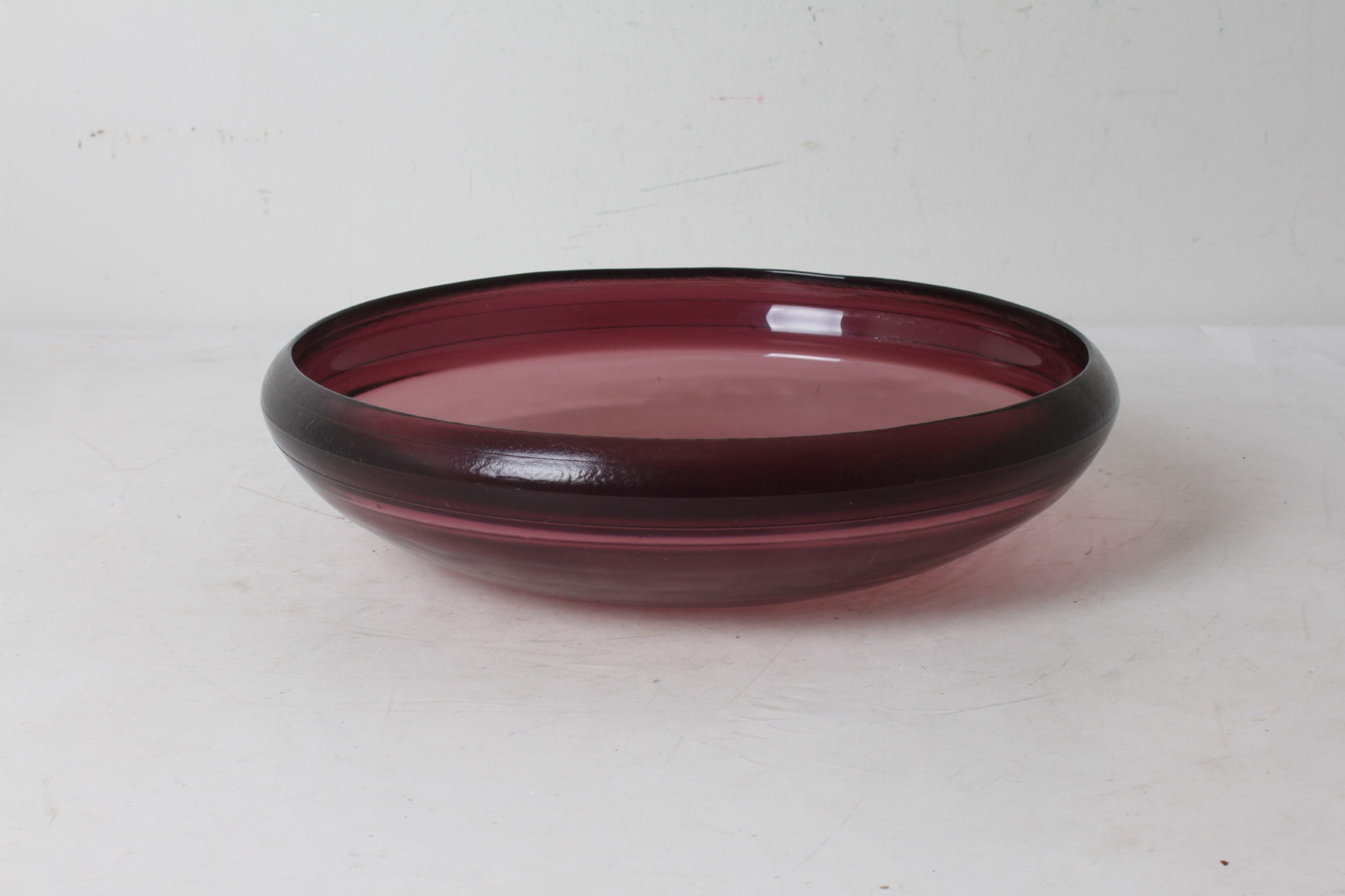 emmaus-scherwiller-etikette-occasion- plat-rond-ancien-verre-pourpre-violet (4)