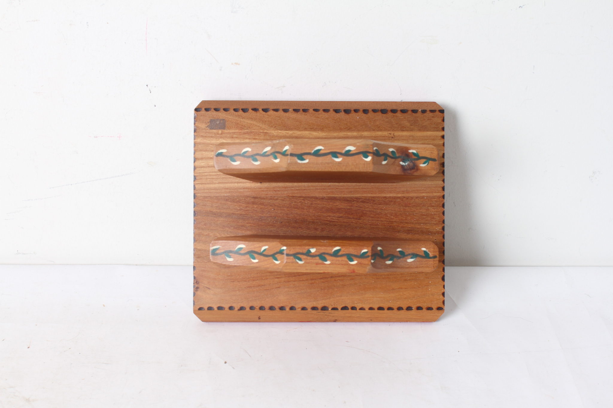 emmaus-scherwiller-etikette-occasion -Porte-serviettes vintage en bois peint à la main décoration florale (2)