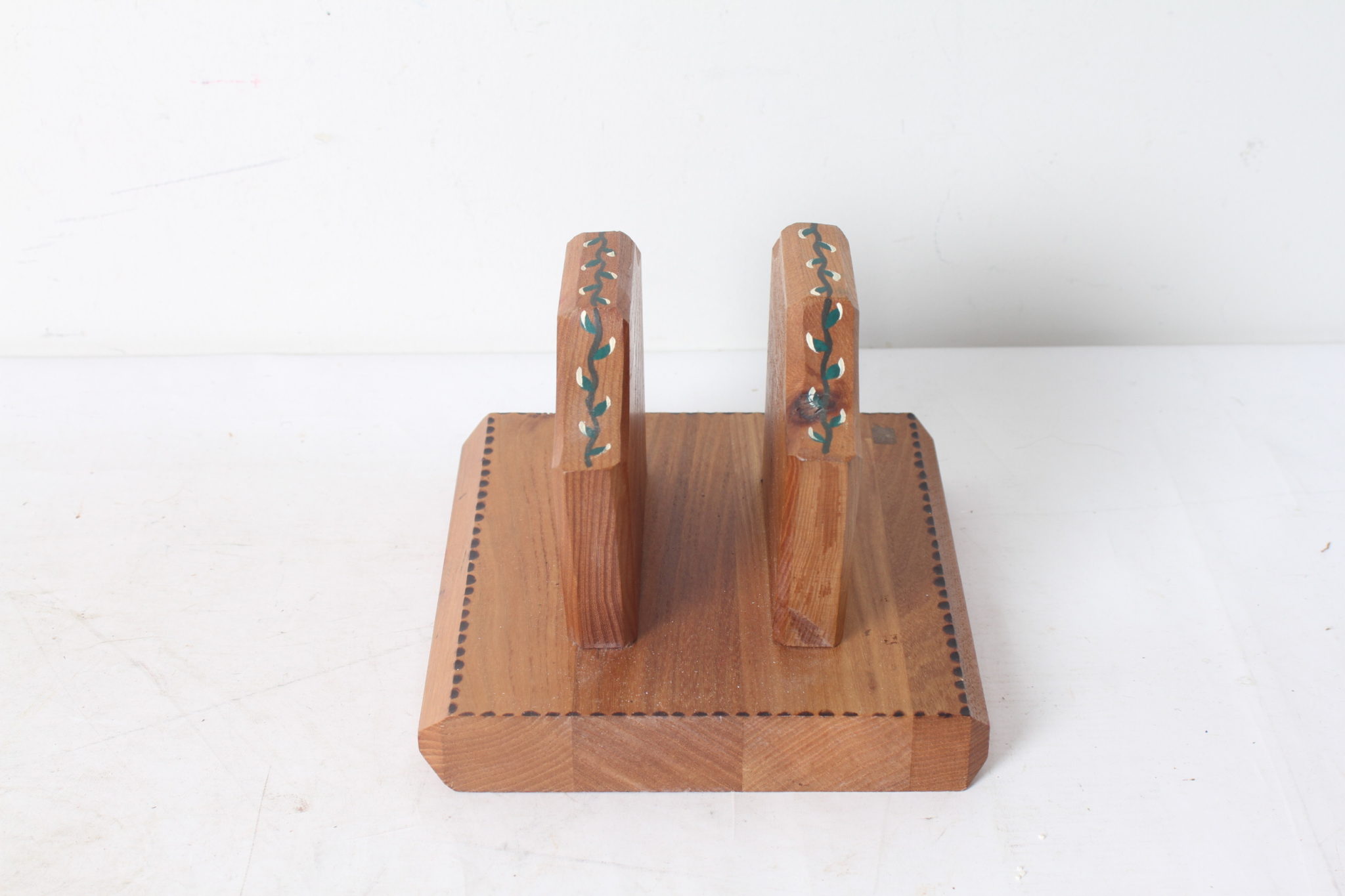 emmaus-scherwiller-etikette-occasion -Porte-serviettes vintage en bois peint à la main décoration florale (4)