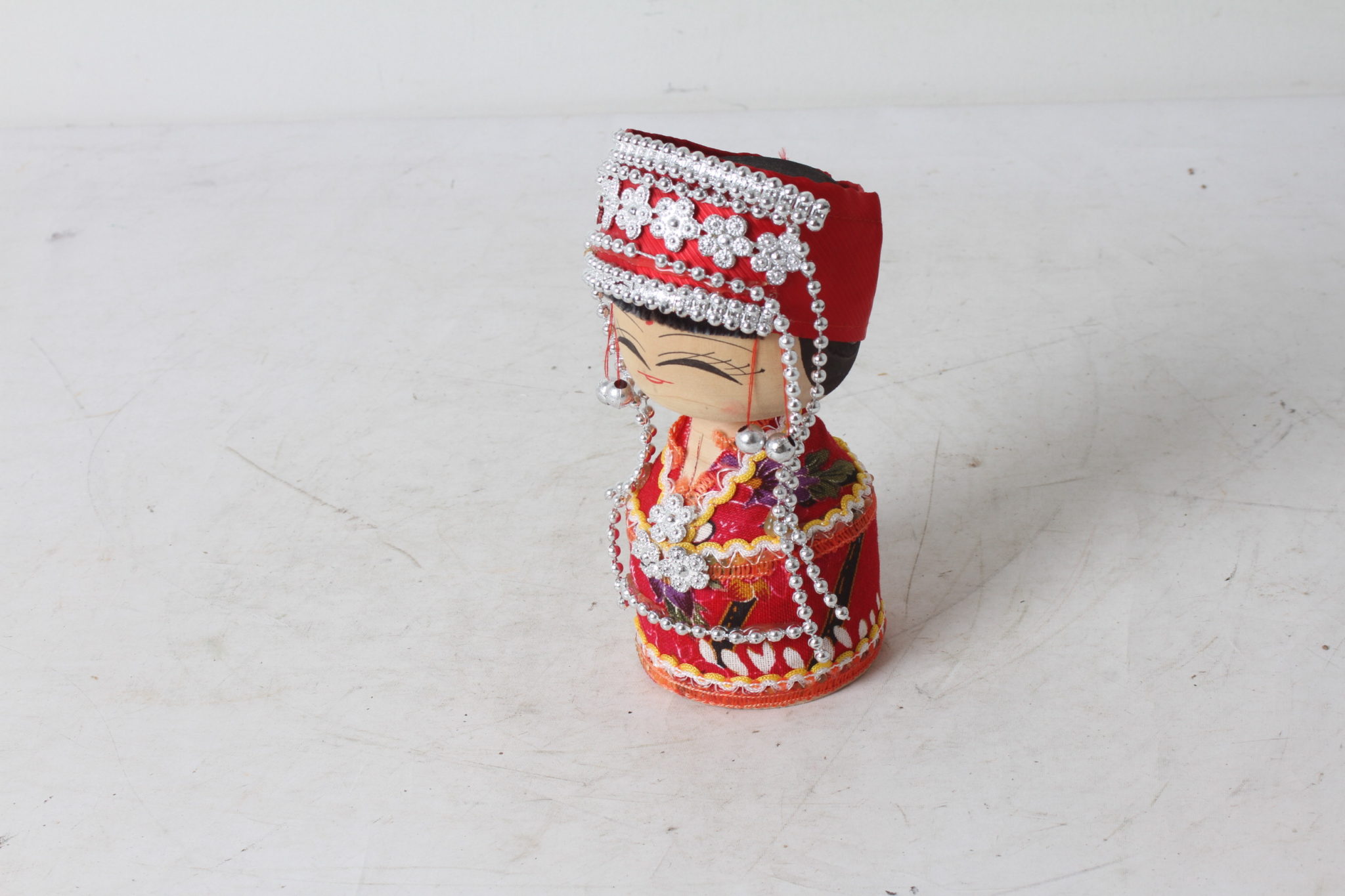 emmaus-scherwiller-etikette-occasion -Poupée chinoise artisanale en costume de fête (1)