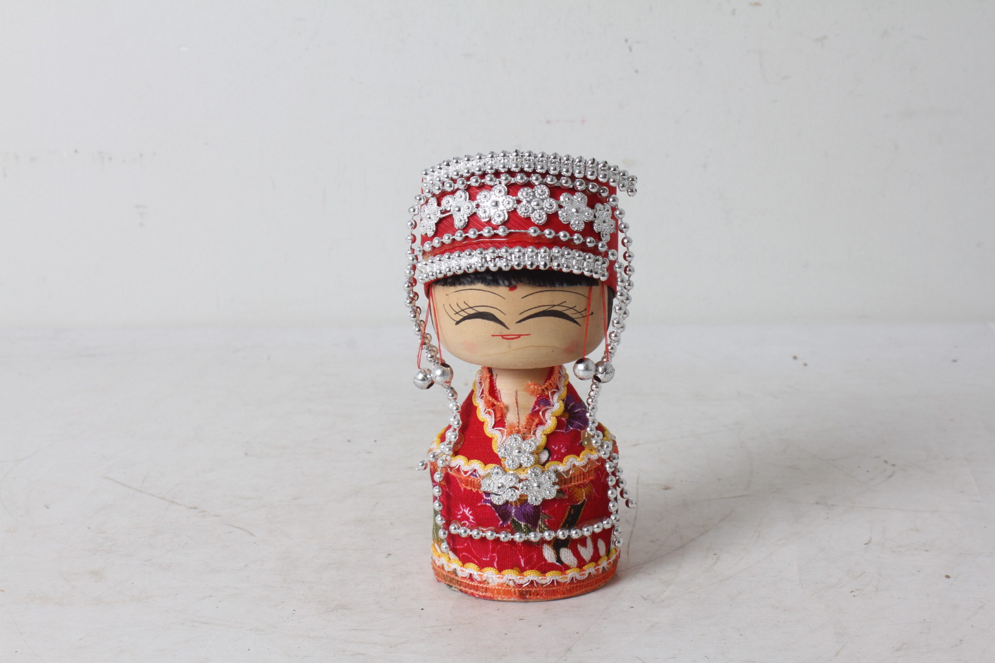 emmaus-scherwiller-etikette-occasion -Poupée chinoise artisanale en costume de fête (2)