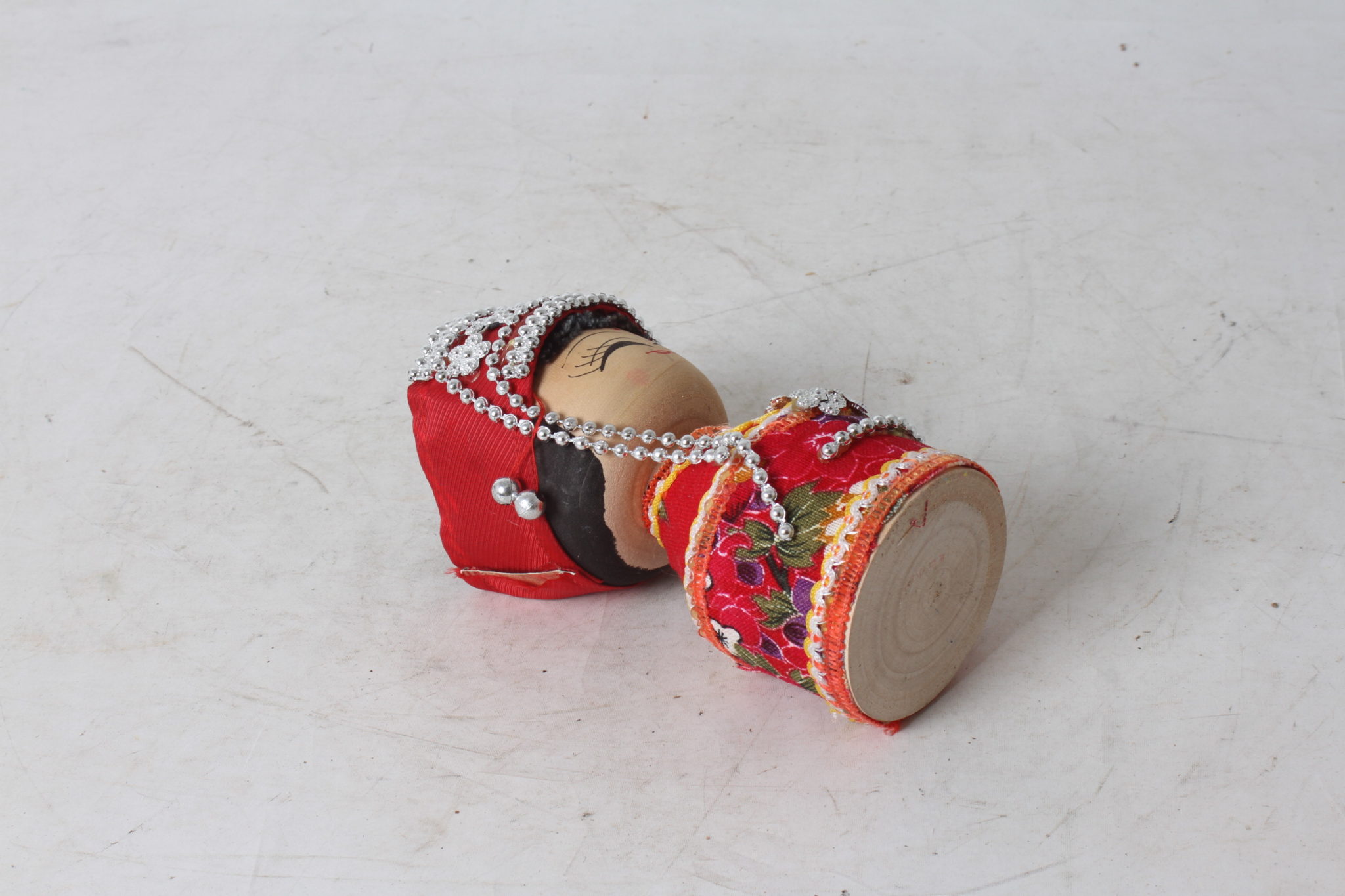 emmaus-scherwiller-etikette-occasion -Poupée chinoise artisanale en costume de fête (3)