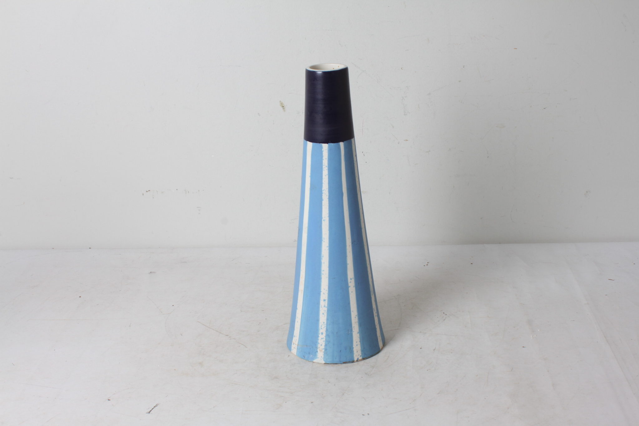 emmaus-scherwiller-etikette-occasion -Vase bleu & blanc à rayures - Vietnam (1)