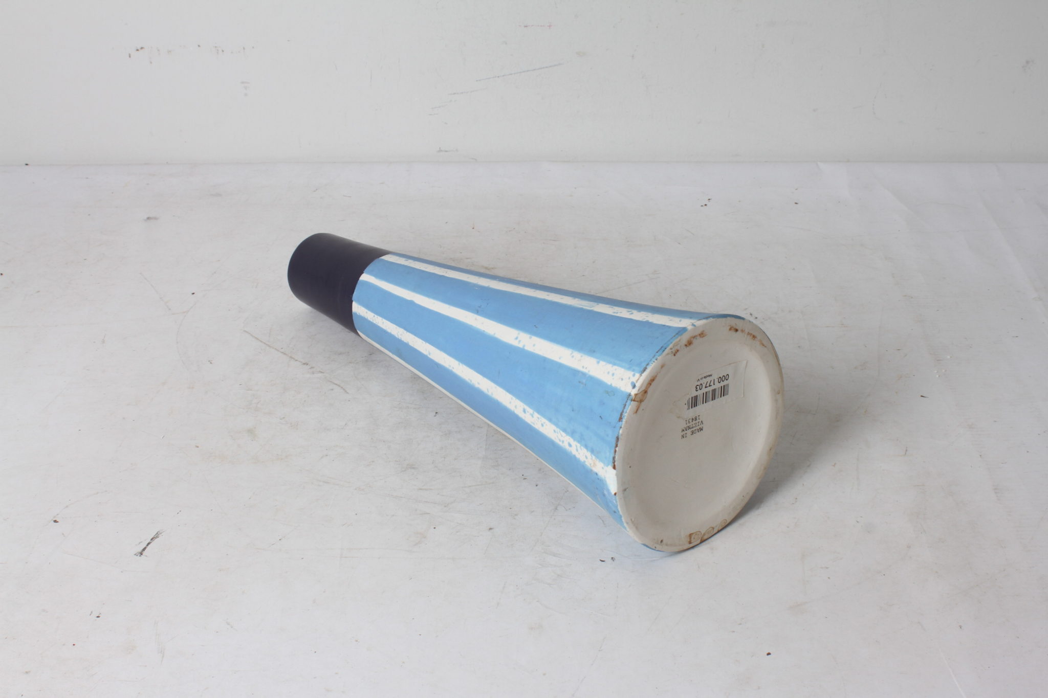 emmaus-scherwiller-etikette-occasion -Vase bleu & blanc à rayures - Vietnam (2)