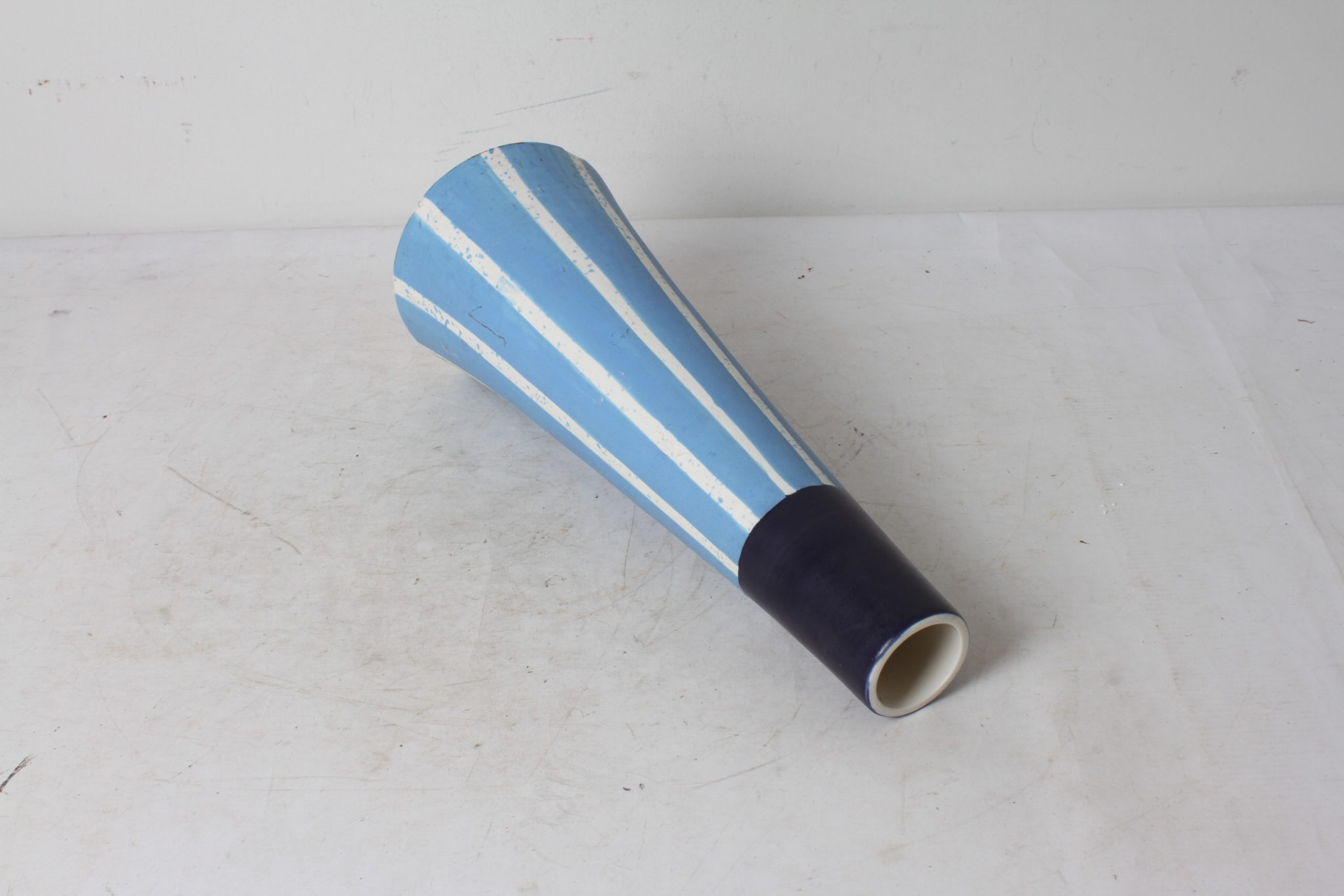 emmaus-scherwiller-etikette-occasion -Vase bleu & blanc à rayures - Vietnam (3)