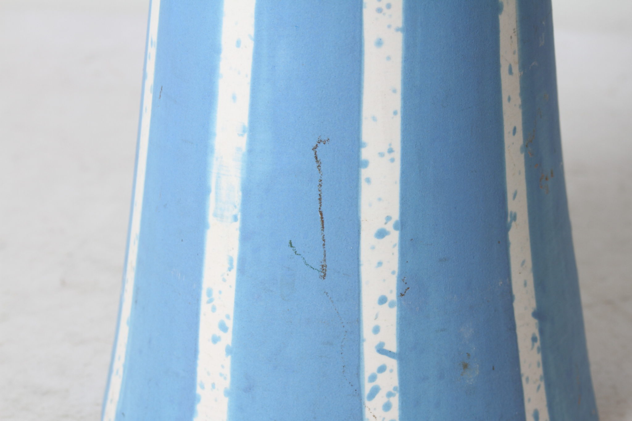 emmaus-scherwiller-etikette-occasion -Vase bleu & blanc à rayures - Vietnam (4)