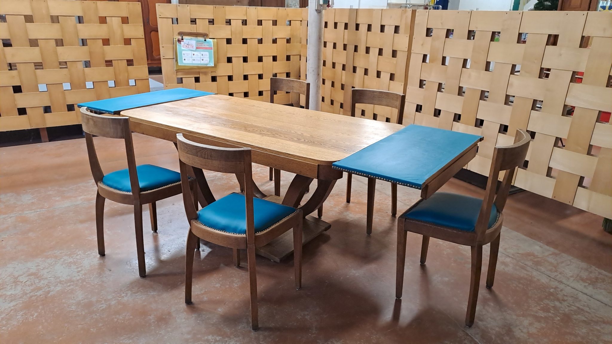 ensemble-salle-a-manger-vintage-bois-skai-bleu-table-rallonges-et-5-chaises-mobilier-brocante-occasion-emmaus-scherwiller-etikette (1)