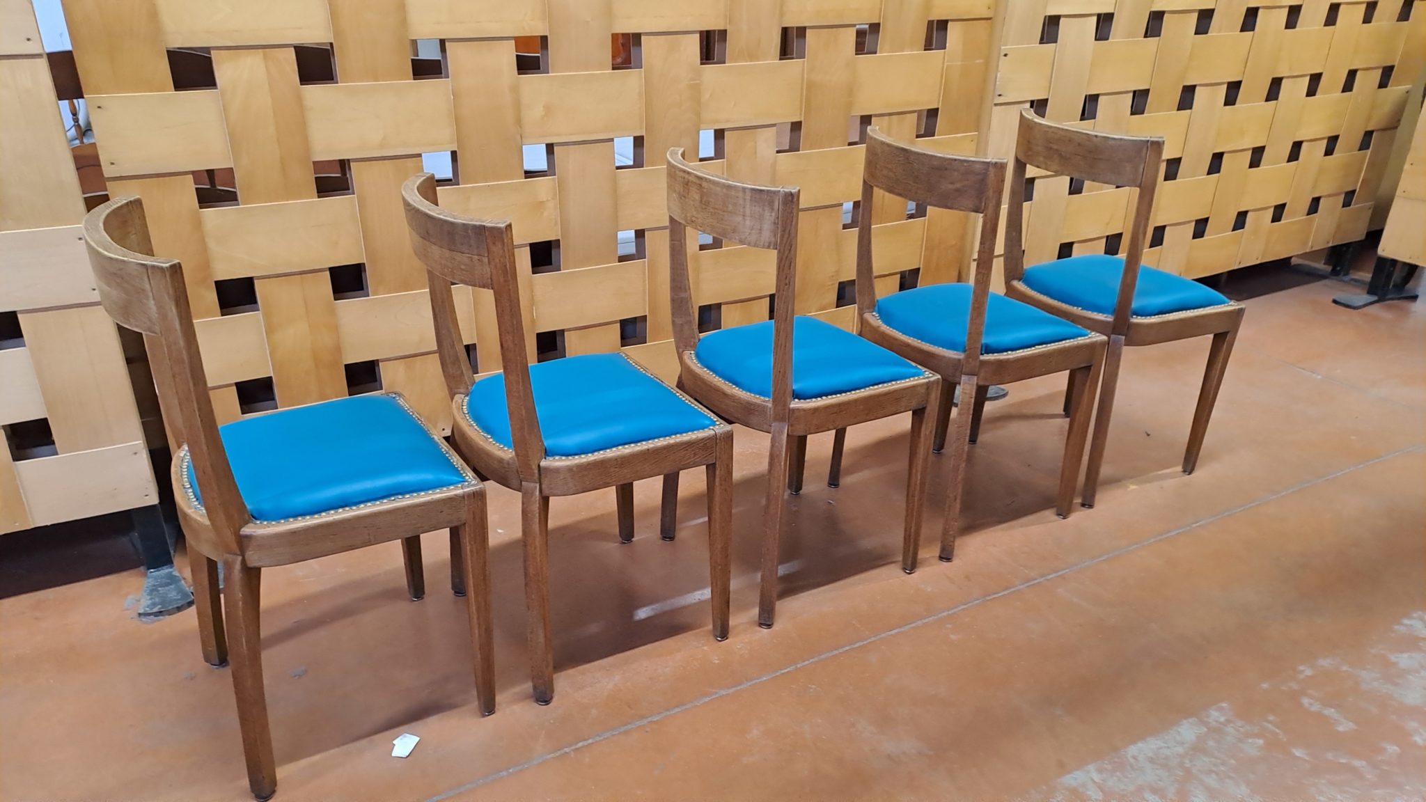 ensemble-salle-a-manger-vintage-bois-skai-bleu-table-rallonges-et-5-chaises-mobilier-brocante-occasion-emmaus-scherwiller-etikette (3)