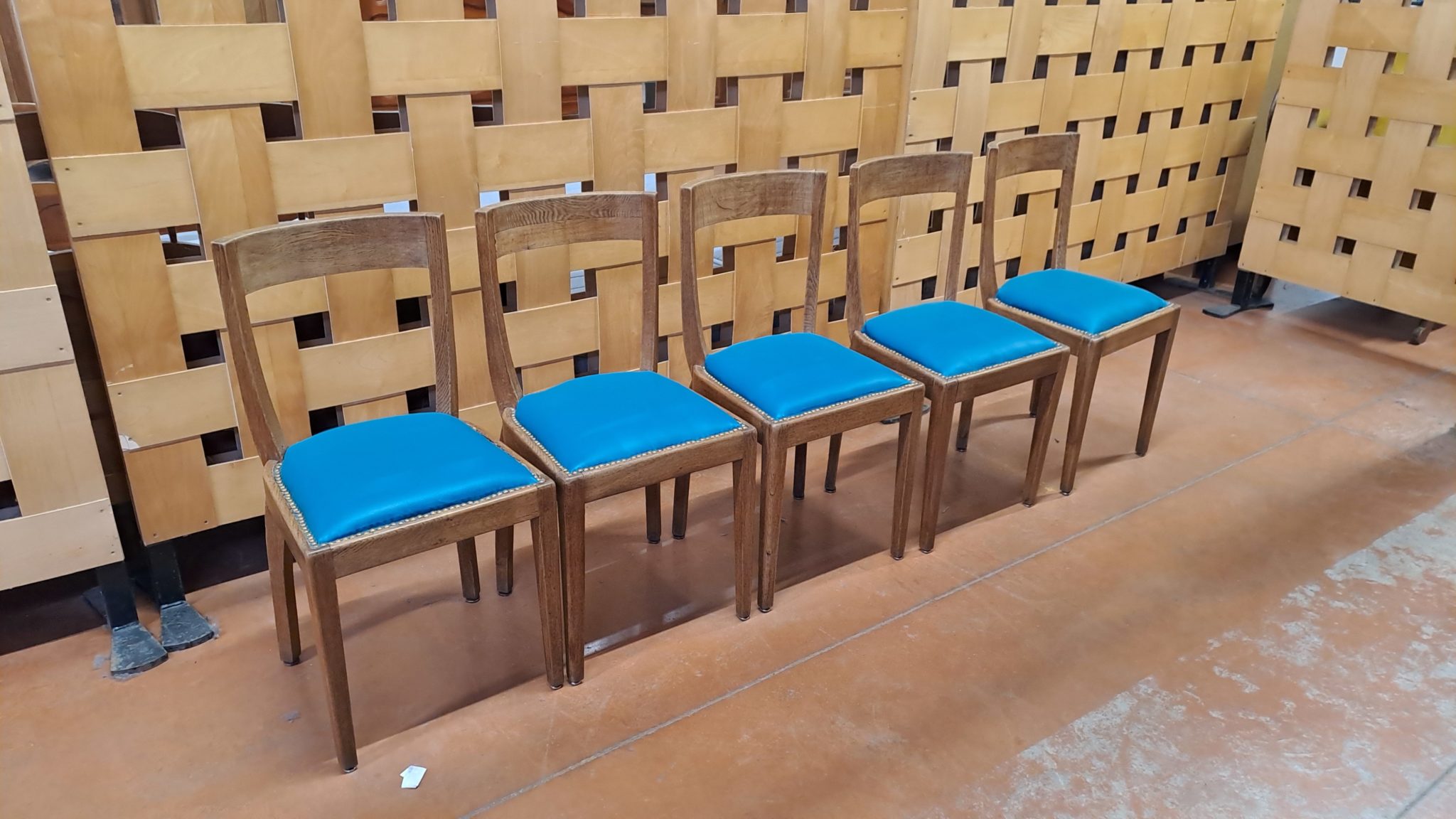 ensemble-salle-a-manger-vintage-bois-skai-bleu-table-rallonges-et-5-chaises-mobilier-brocante-occasion-emmaus-scherwiller-etikette (4)