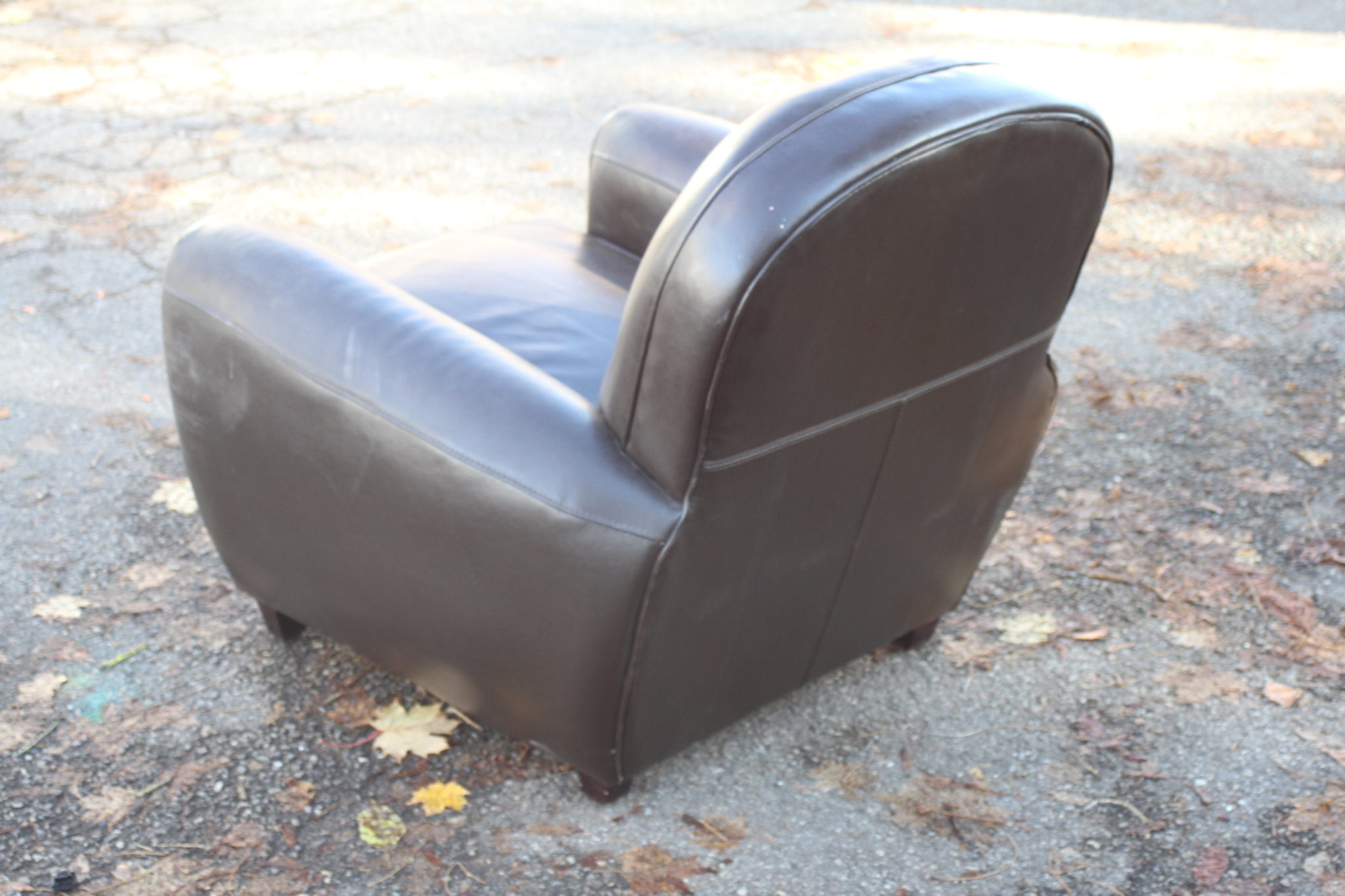 fauteuil-club-en-skai-marron-sur-pieds-en-bois-mobililer-design-tendance-occasion-emmaus-scherwiller-etikette (1)