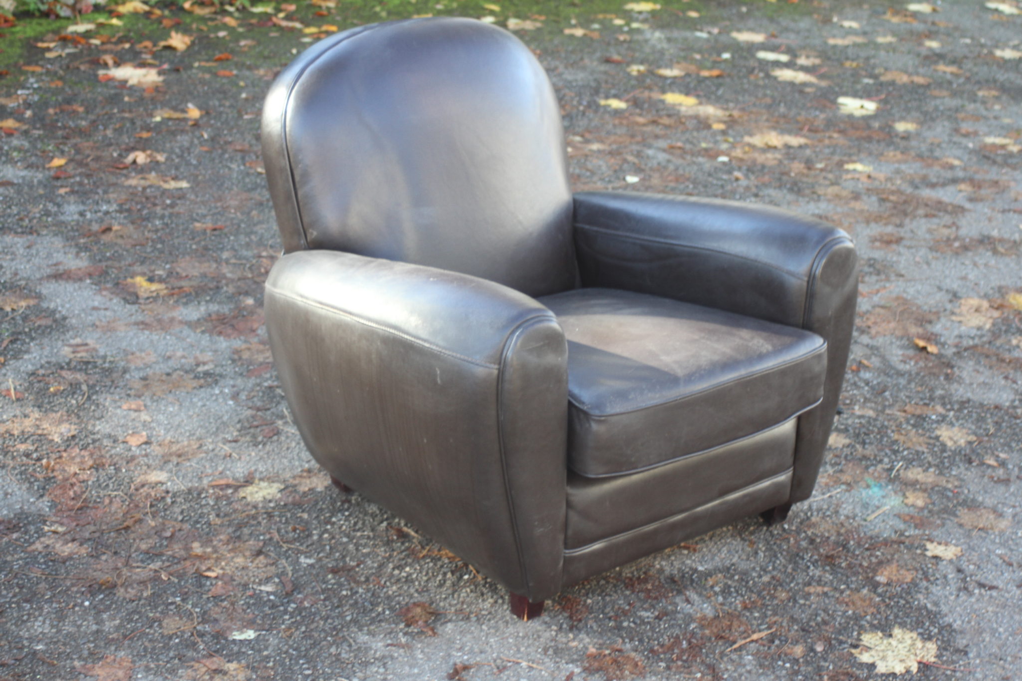 fauteuil-club-en-skai-marron-sur-pieds-en-bois-mobililer-design-tendance-occasion-emmaus-scherwiller-etikette (2)