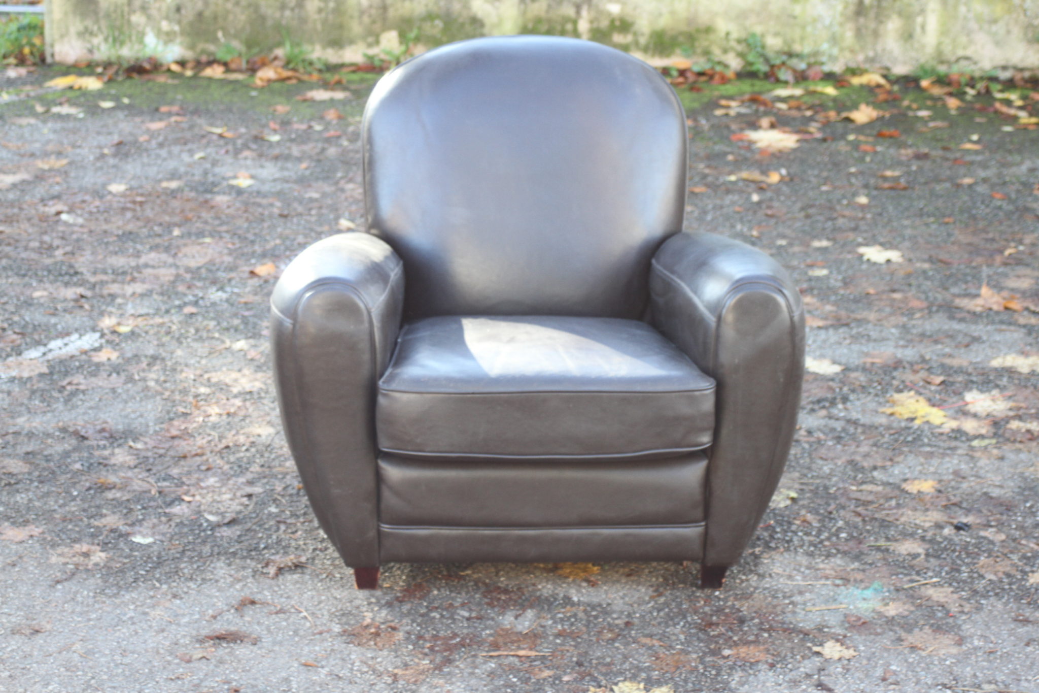 fauteuil-club-en-skai-marron-sur-pieds-en-bois-mobililer-design-tendance-occasion-emmaus-scherwiller-etikette (3)