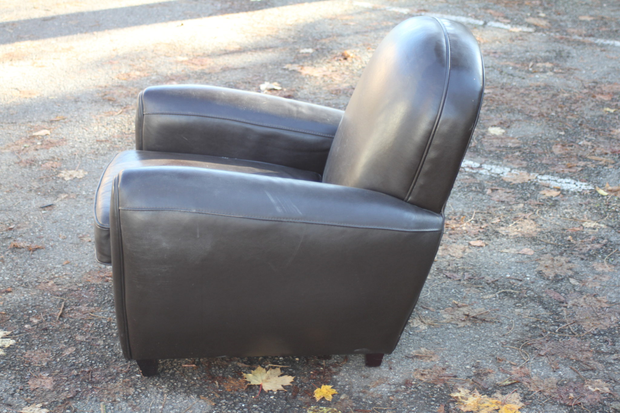 fauteuil-club-en-skai-marron-sur-pieds-en-bois-mobililer-design-tendance-occasion-emmaus-scherwiller-etikette (4)