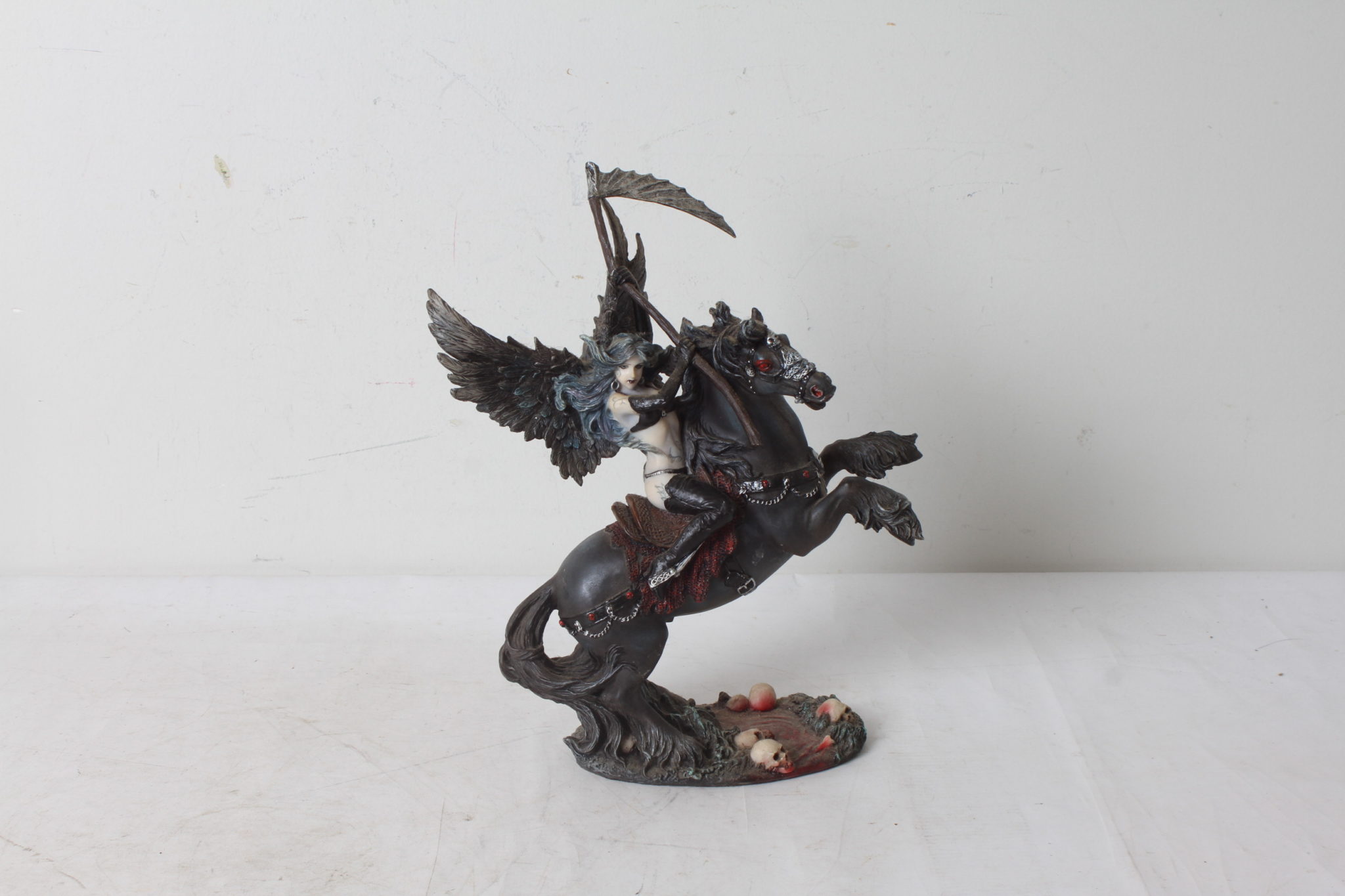 fée 10 - etikette-occasion-emmaus-scherwiller -Figurine Ange vengeur sur son cheval (1)