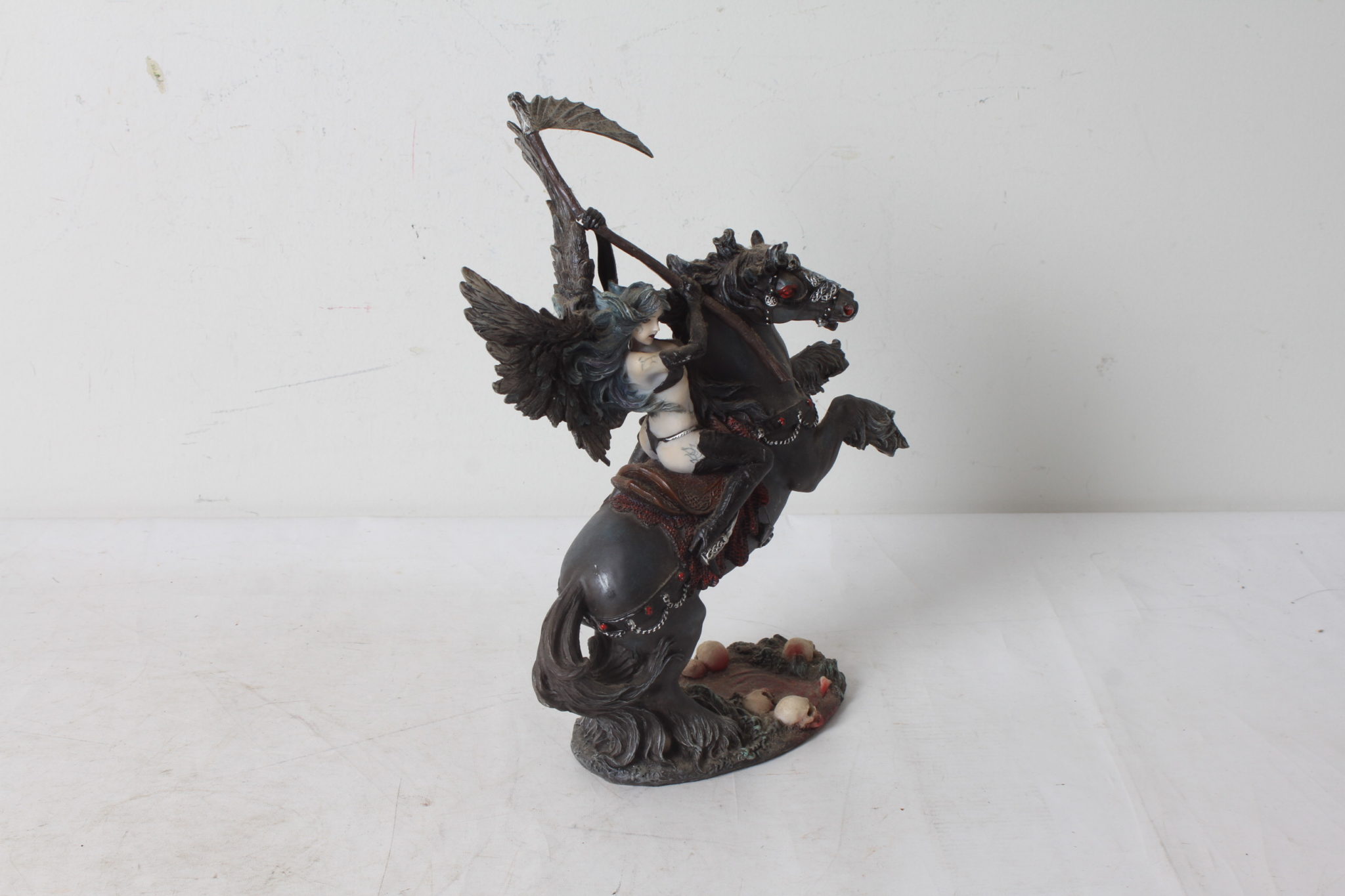 fée 10 - etikette-occasion-emmaus-scherwiller -Figurine Ange vengeur sur son cheval (2)