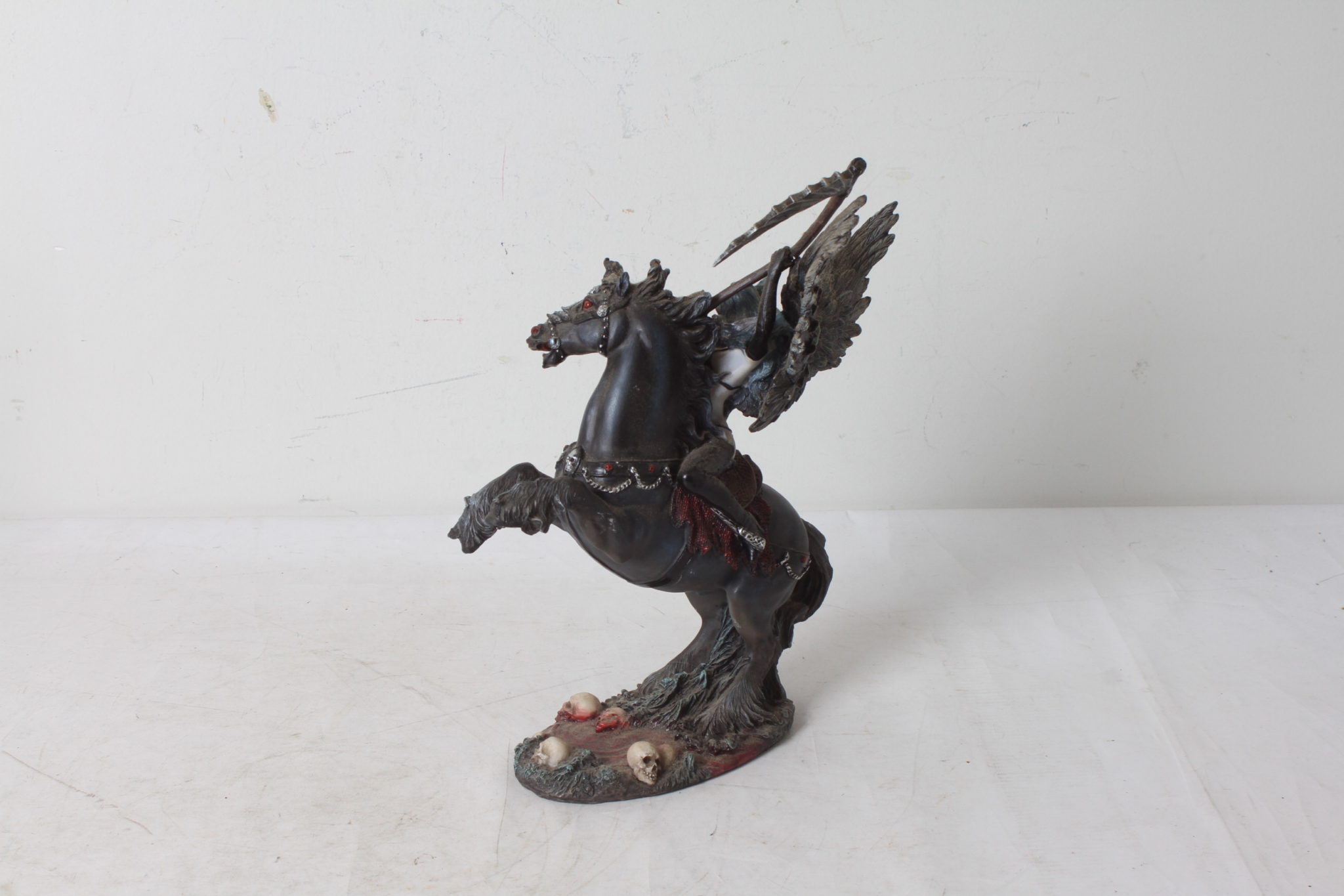 fée 10 - etikette-occasion-emmaus-scherwiller -Figurine Ange vengeur sur son cheval (3)