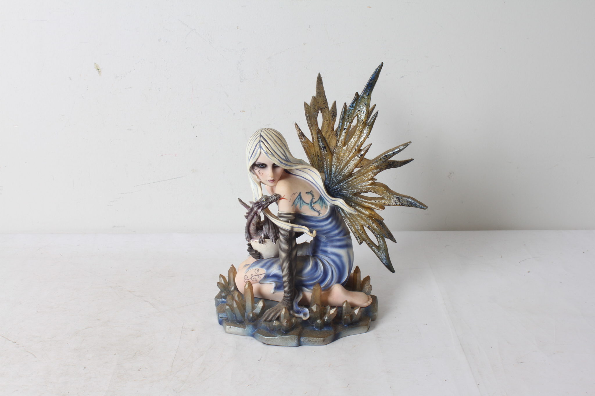 fée 6 -etikette-occasion-emmaus-scherwiller-Figurine fée bleu au bébé dragon-noel-cadeau-fée -reine des glaces- (1)