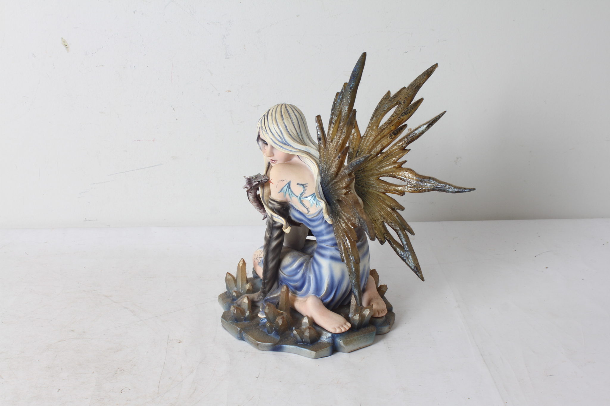 fée 6 -etikette-occasion-emmaus-scherwiller-Figurine fée bleu au bébé dragon-noel-cadeau-fée -reine des glaces- (2)