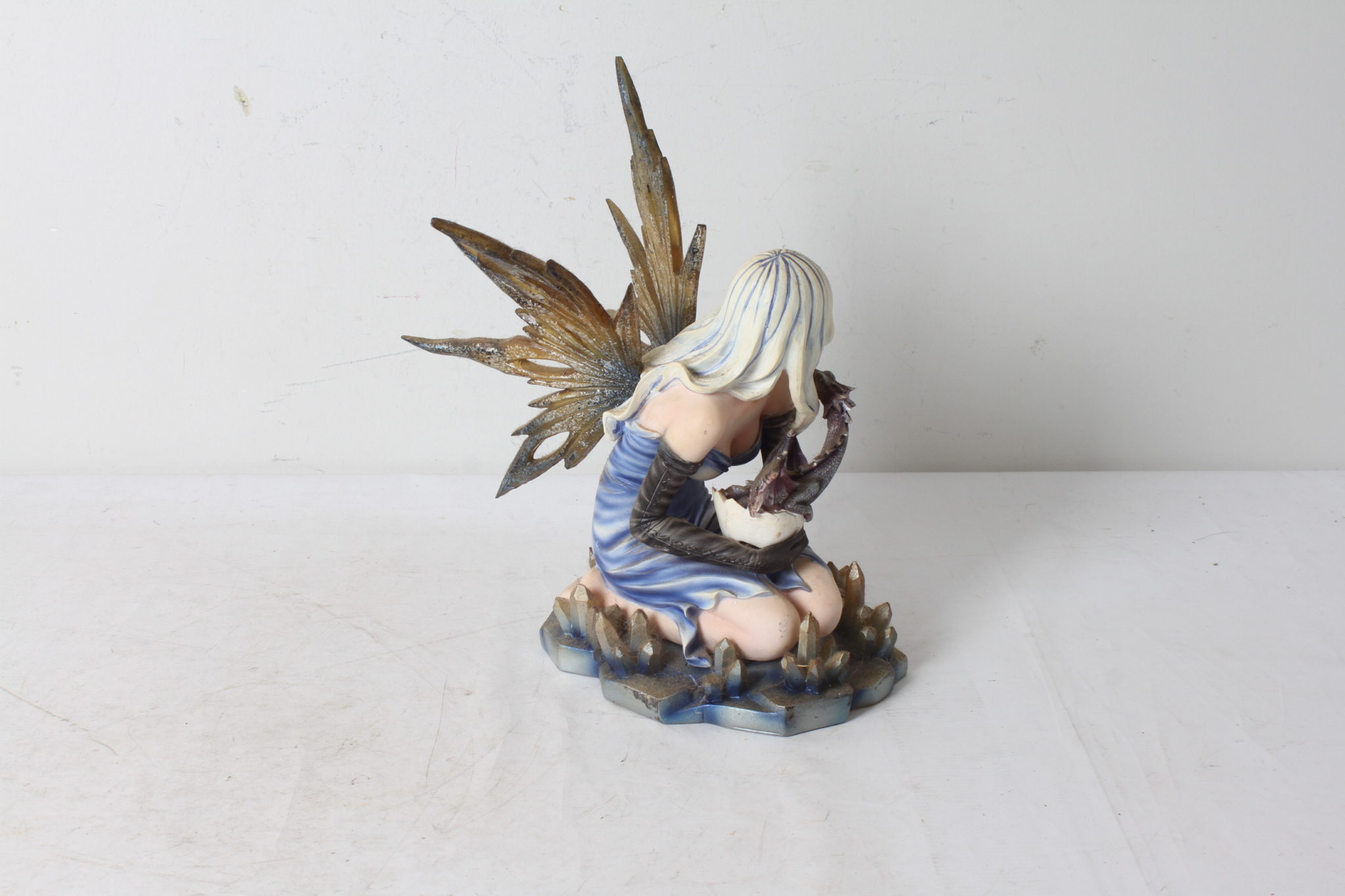 fée 6 -etikette-occasion-emmaus-scherwiller-Figurine fée bleu au bébé dragon-noel-cadeau-fée -reine des glaces- (4)