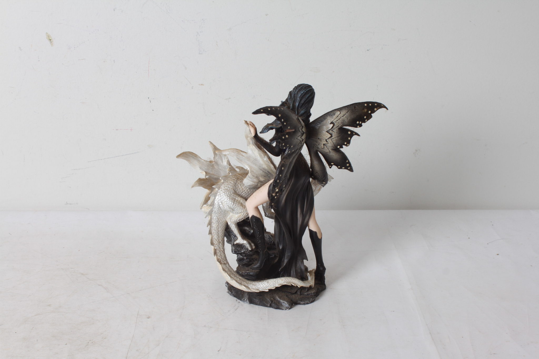 fée 9-etikette-occasion-emmaus-scherwiller -Figurine Fée au dragon blanc (2)