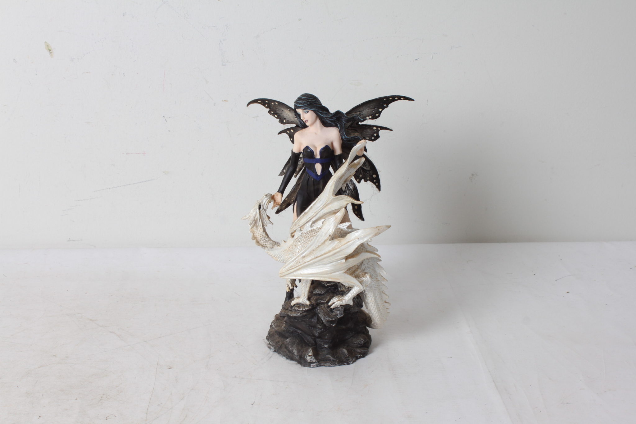 fée 9-etikette-occasion-emmaus-scherwiller -Figurine Fée au dragon blanc (3)