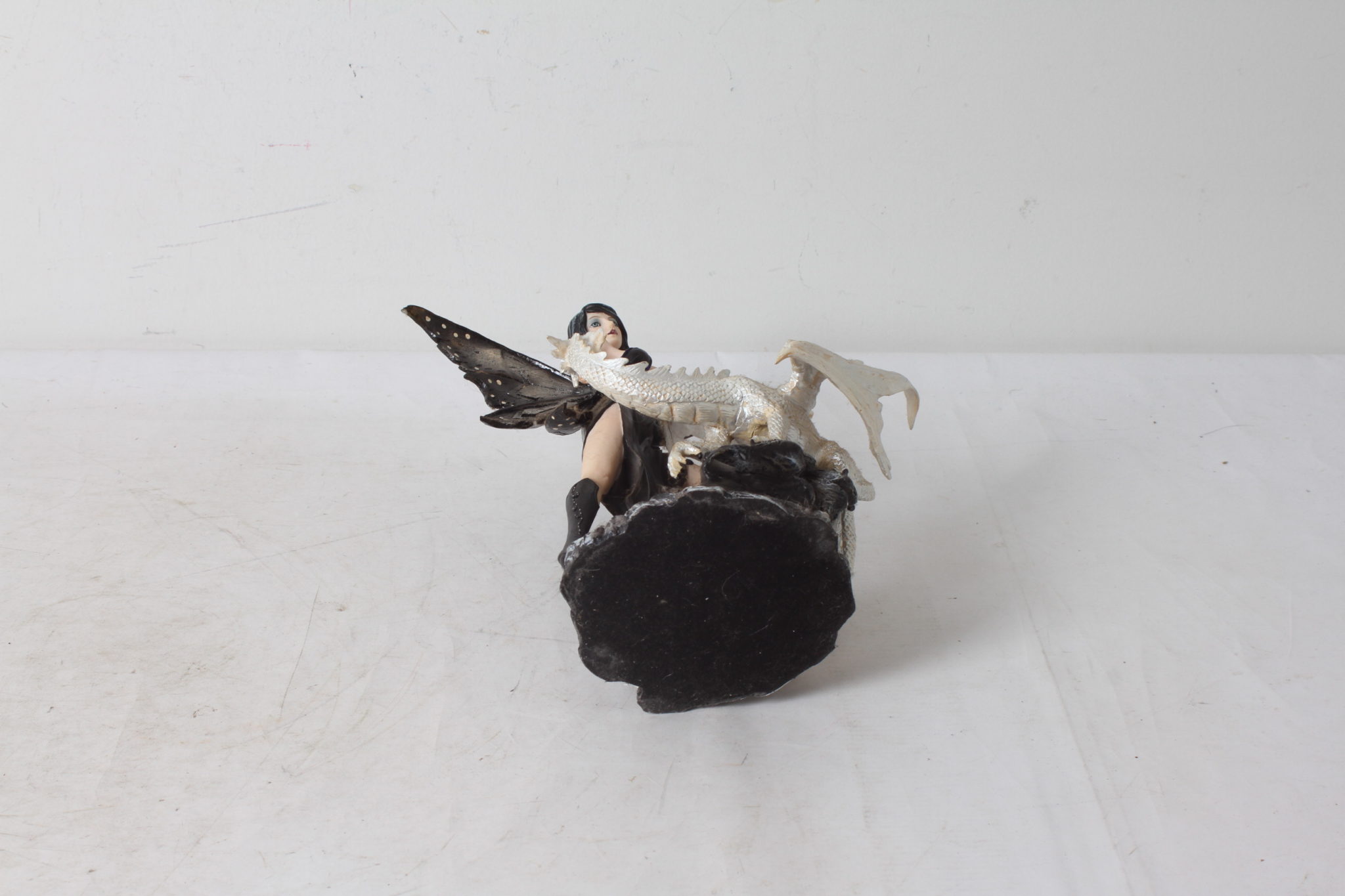 fée 9-etikette-occasion-emmaus-scherwiller -Figurine Fée au dragon blanc (4)