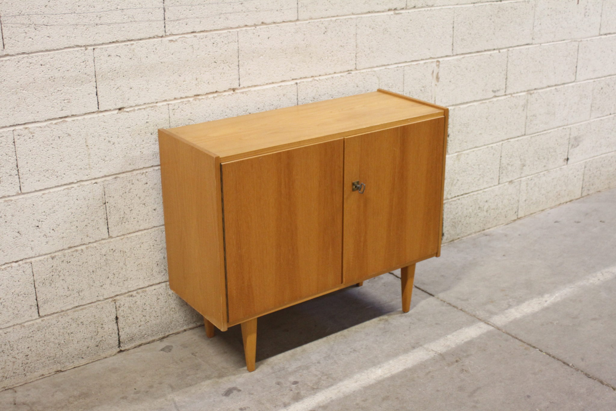 meuble-rangement-commode-2-portes-vintage-sur-pieds-design-scandinave-mobililer-brocante-occasion-emmaus-scherwiller-etikette (2)