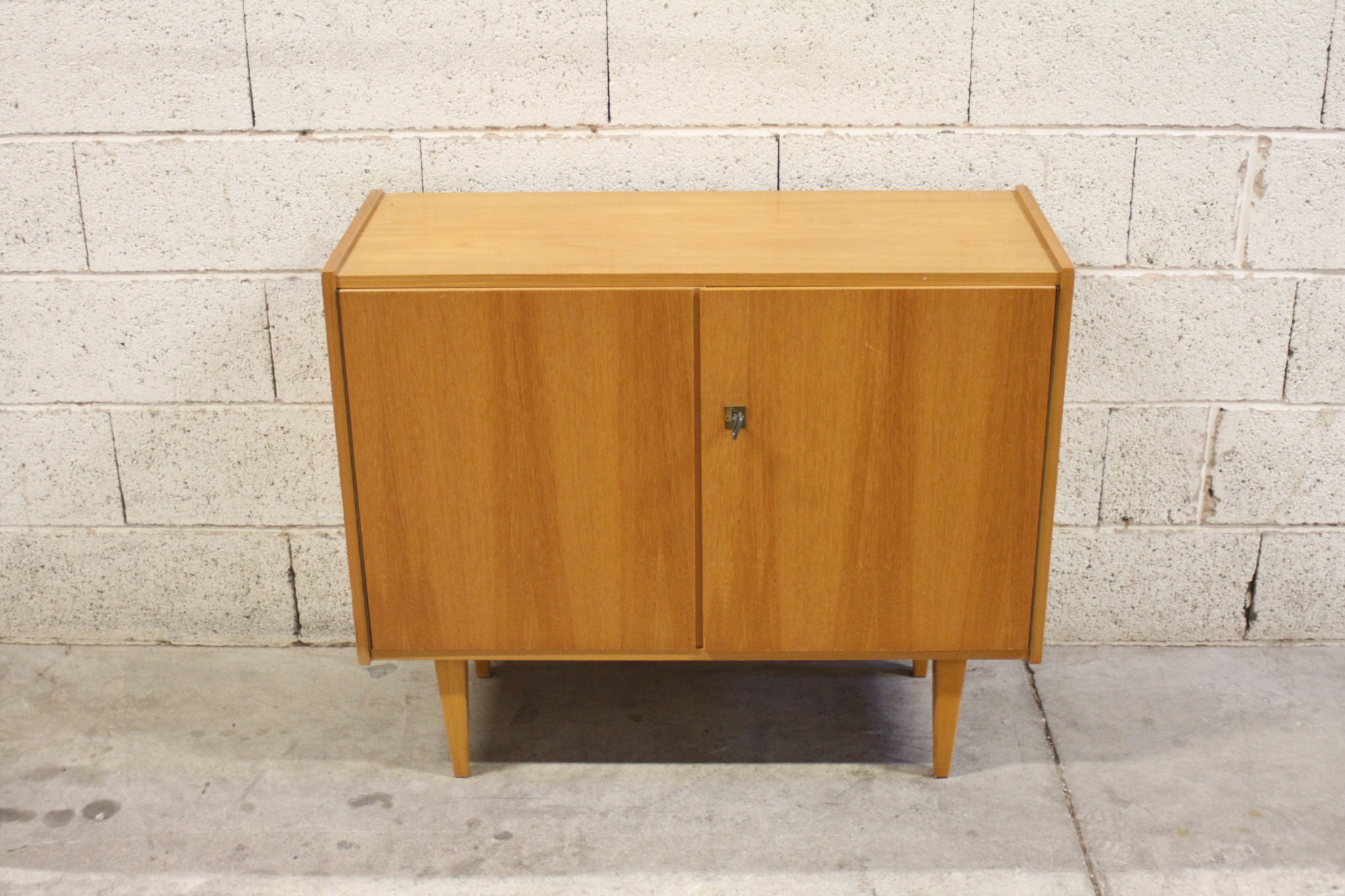 meuble-rangement-commode-2-portes-vintage-sur-pieds-design-scandinave-mobililer-brocante-occasion-emmaus-scherwiller-etikette (3)