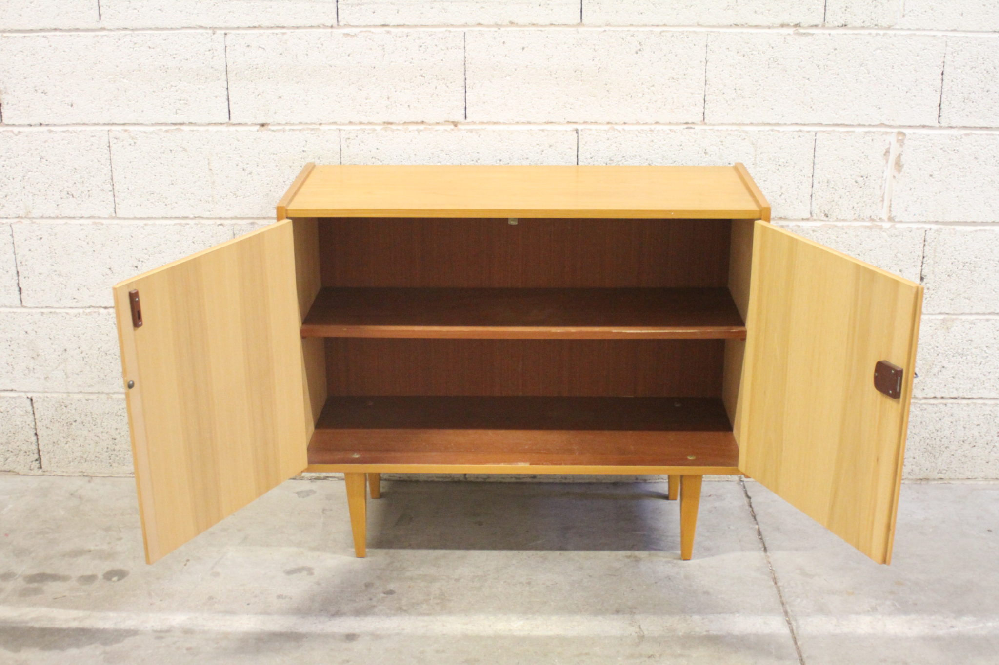 meuble-rangement-commode-2-portes-vintage-sur-pieds-design-scandinave-mobililer-brocante-occasion-emmaus-scherwiller-etikette (4)