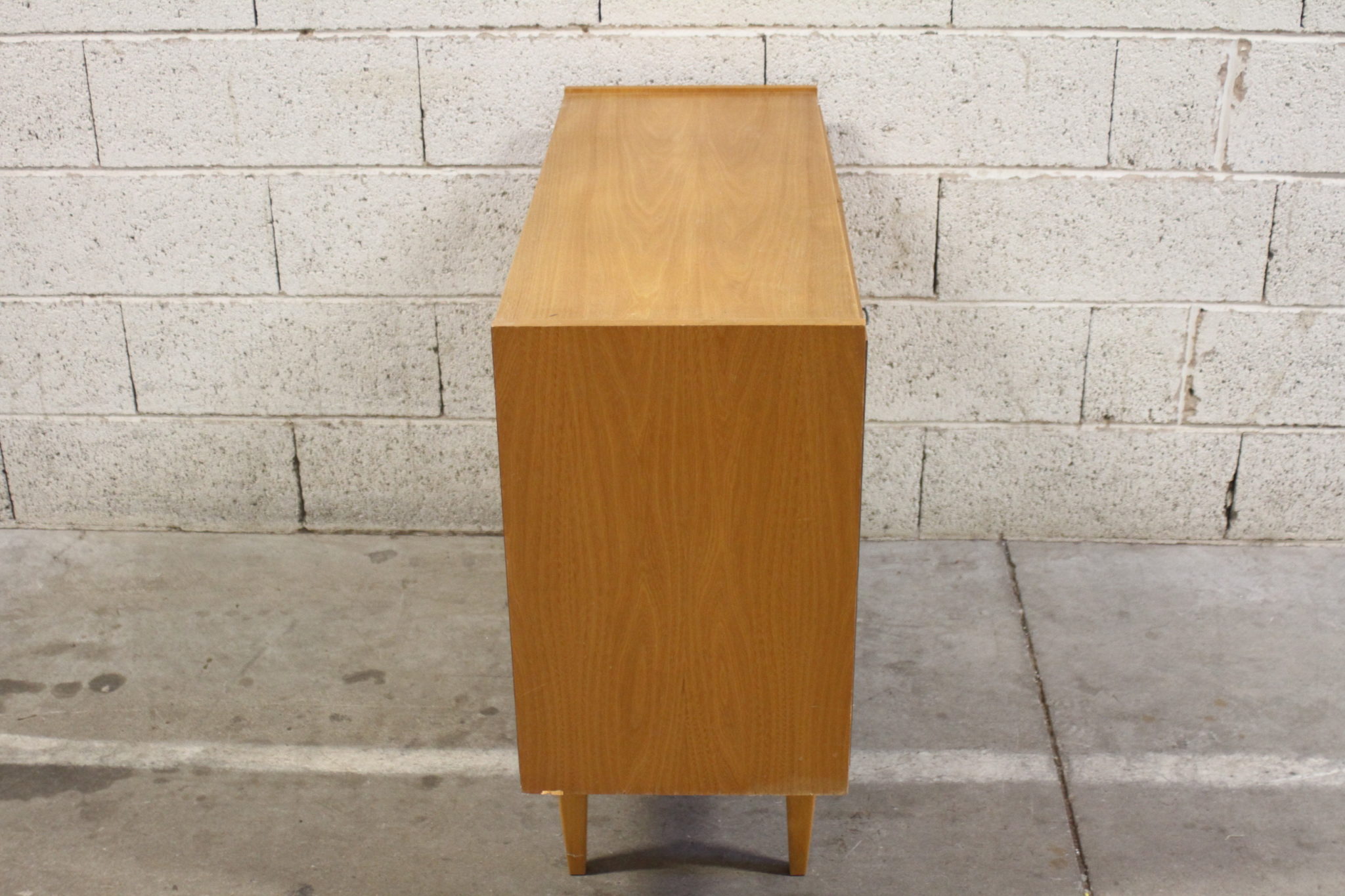 meuble-rangement-commode-2-portes-vintage-sur-pieds-design-scandinave-mobililer-brocante-occasion-emmaus-scherwiller-etikette (5)