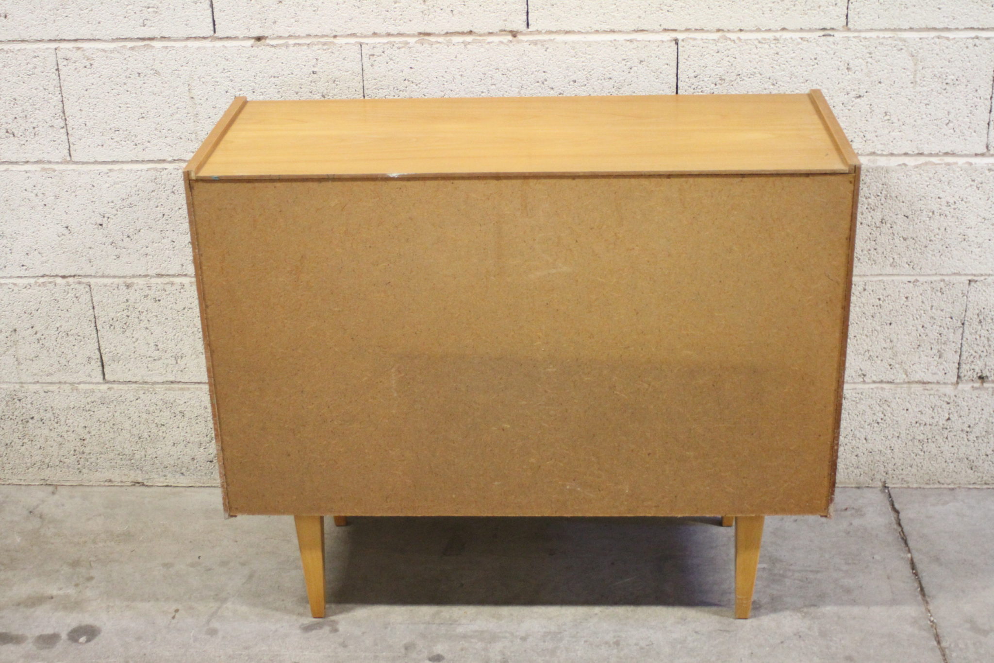 meuble-rangement-commode-2-portes-vintage-sur-pieds-design-scandinave-mobililer-brocante-occasion-emmaus-scherwiller-etikette (6)