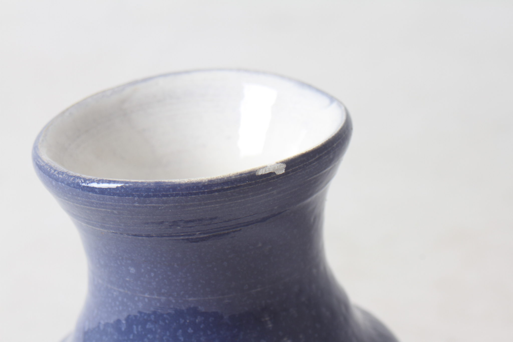 petit-vase-en-ceramique-bleu-signe-lo-objets-deco-occasion-emmaus-scherwiller-etikette (1)