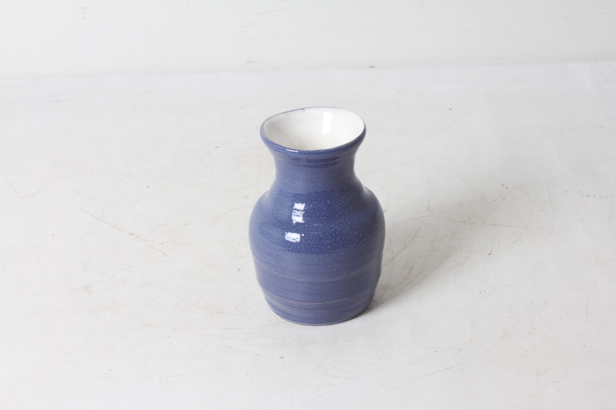 petit-vase-en-ceramique-bleu-signe-lo-objets-deco-occasion-emmaus-scherwiller-etikette (2)