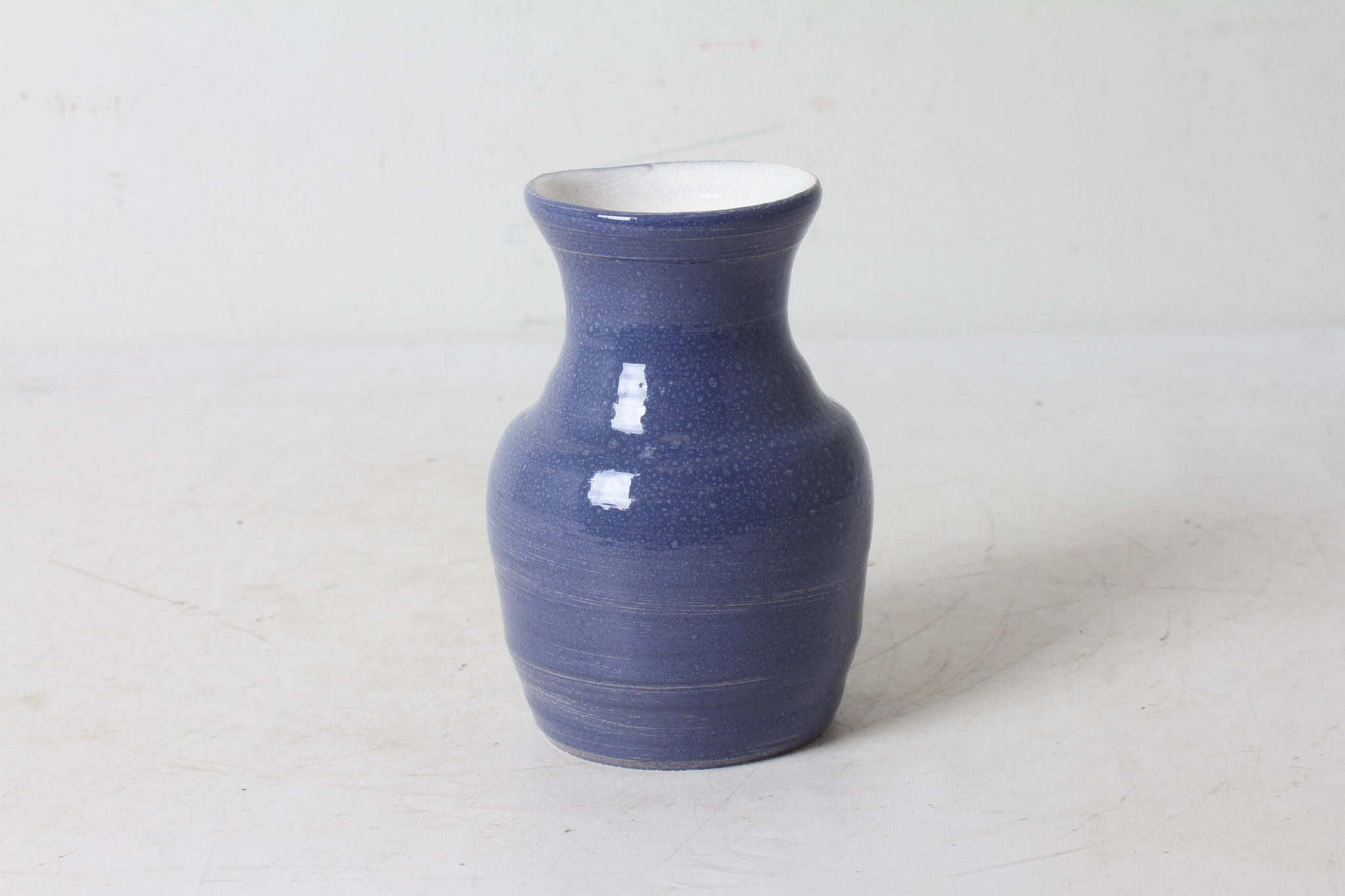 petit-vase-en-ceramique-bleu-signe-lo-objets-deco-occasion-emmaus-scherwiller-etikette (3)