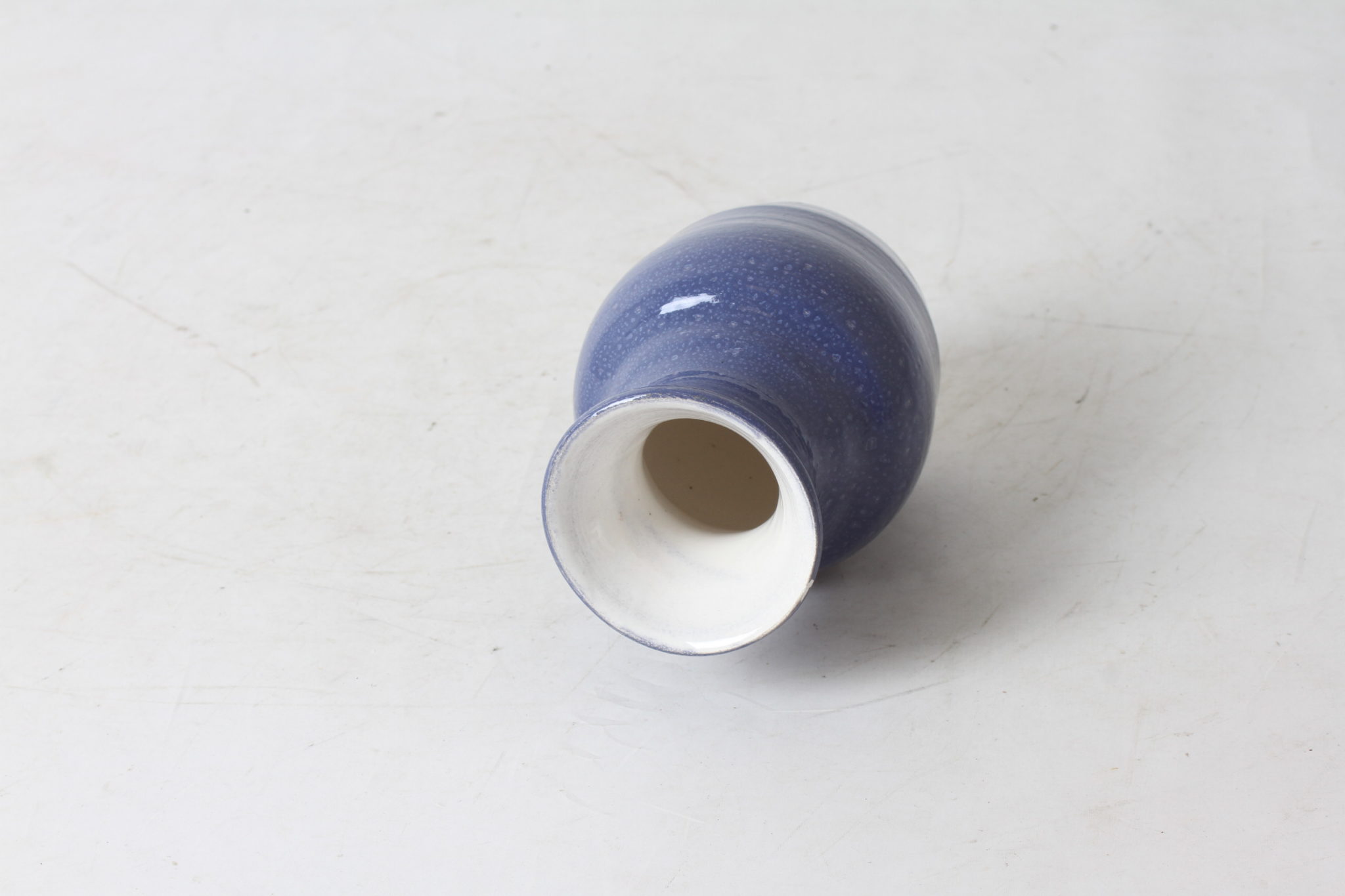 petit-vase-en-ceramique-bleu-signe-lo-objets-deco-occasion-emmaus-scherwiller-etikette (4)
